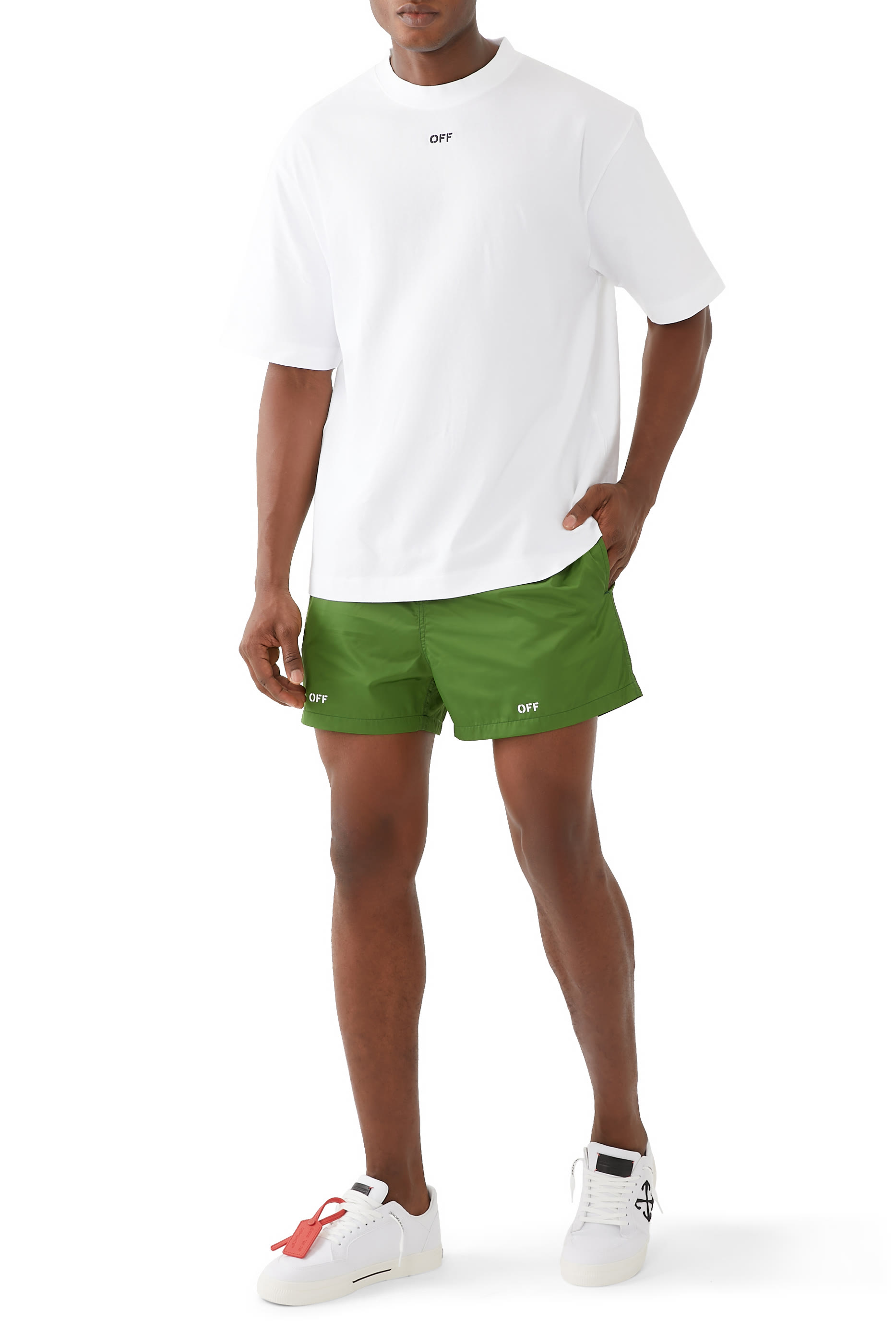 شورت سباحة بطبعة شعار الماركة