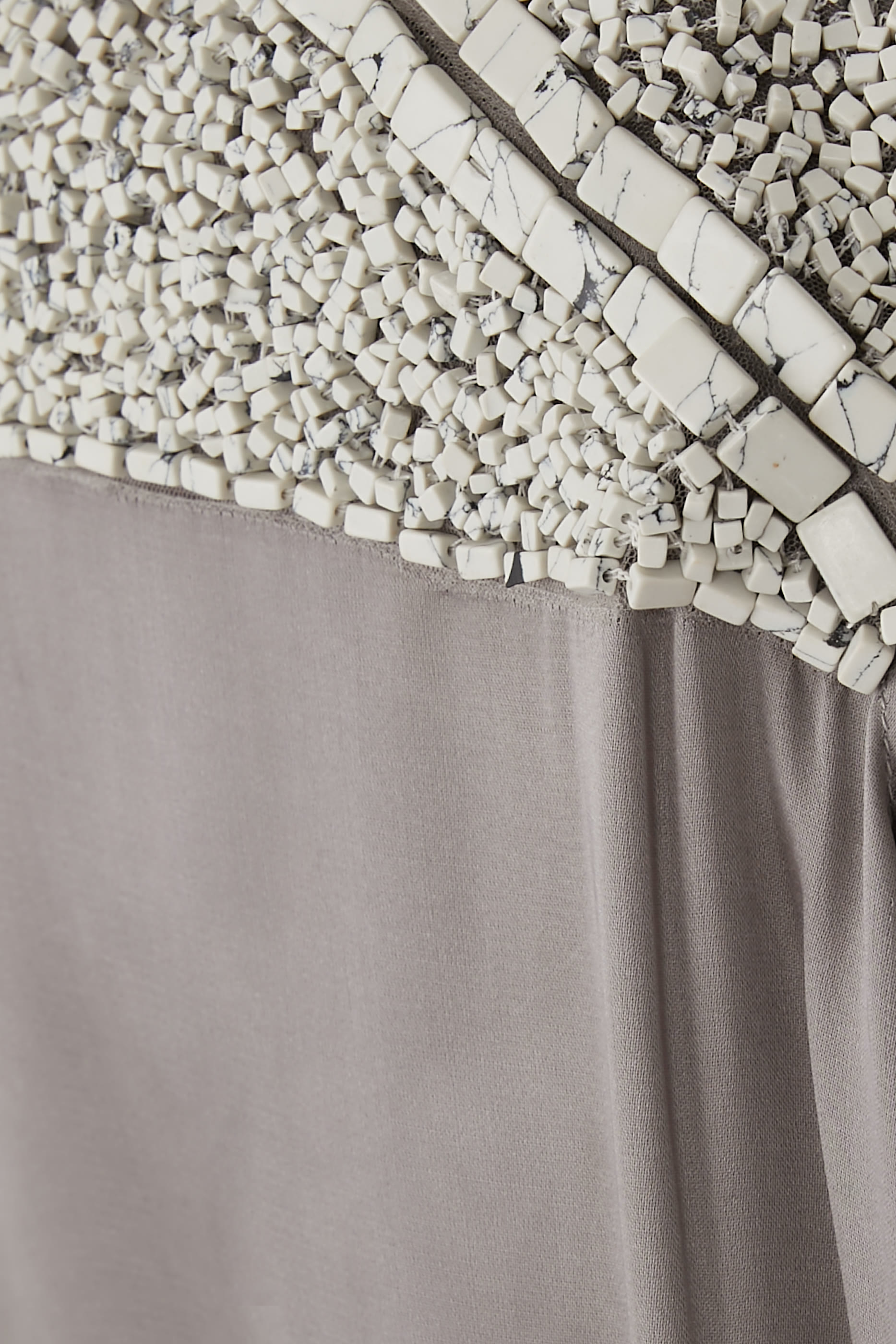 قفطان مطرز بأحجار براقة على الكتف