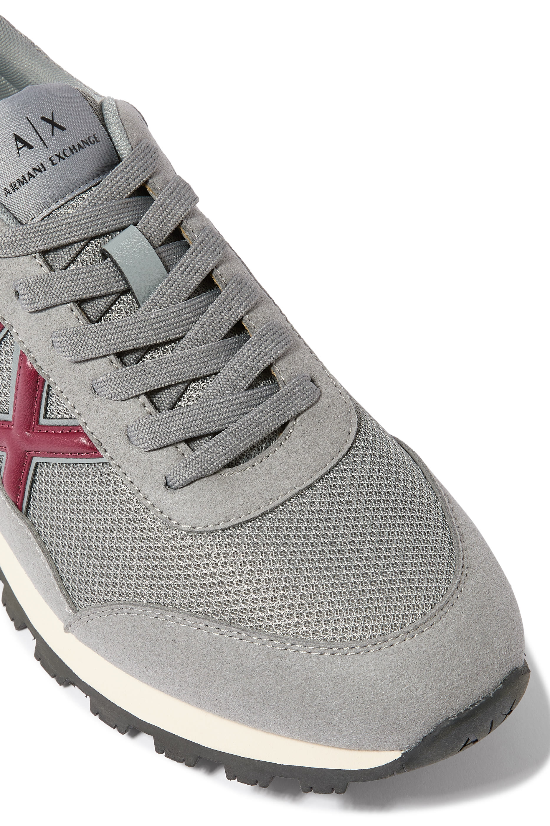 سنيكرز بكاحل منخفض ونقشة شعار الماركة على الجانب