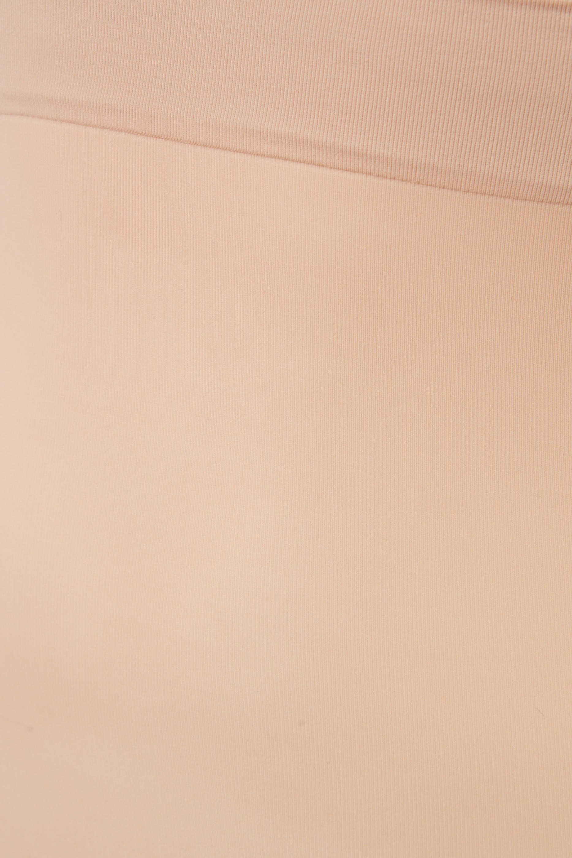 شورت ايفرداي بقصة ضيقة بطول منتصف الفخذ وخصر مرتفع