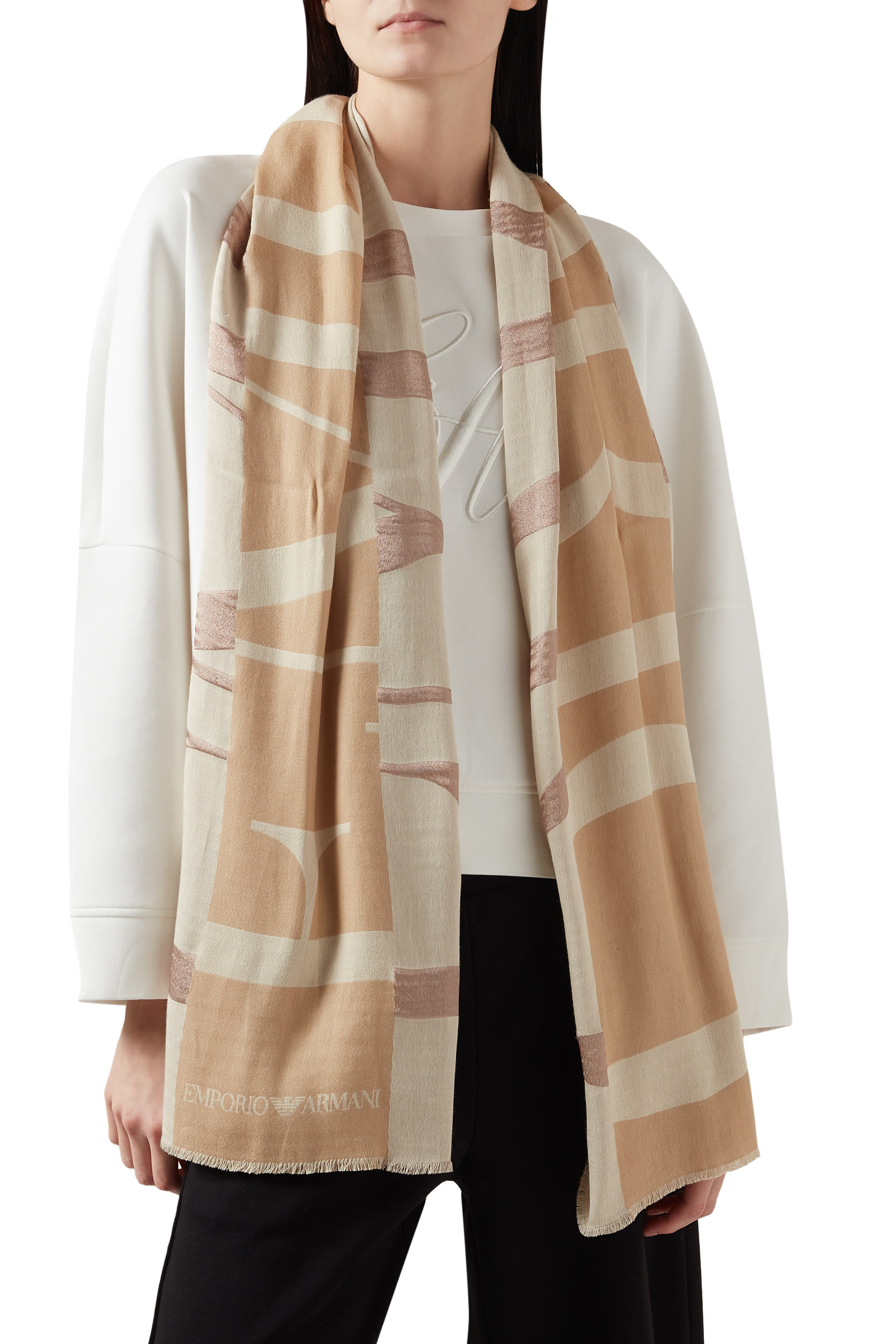 وشاح بقصة فضفاضة وشعار الماركة جاكار