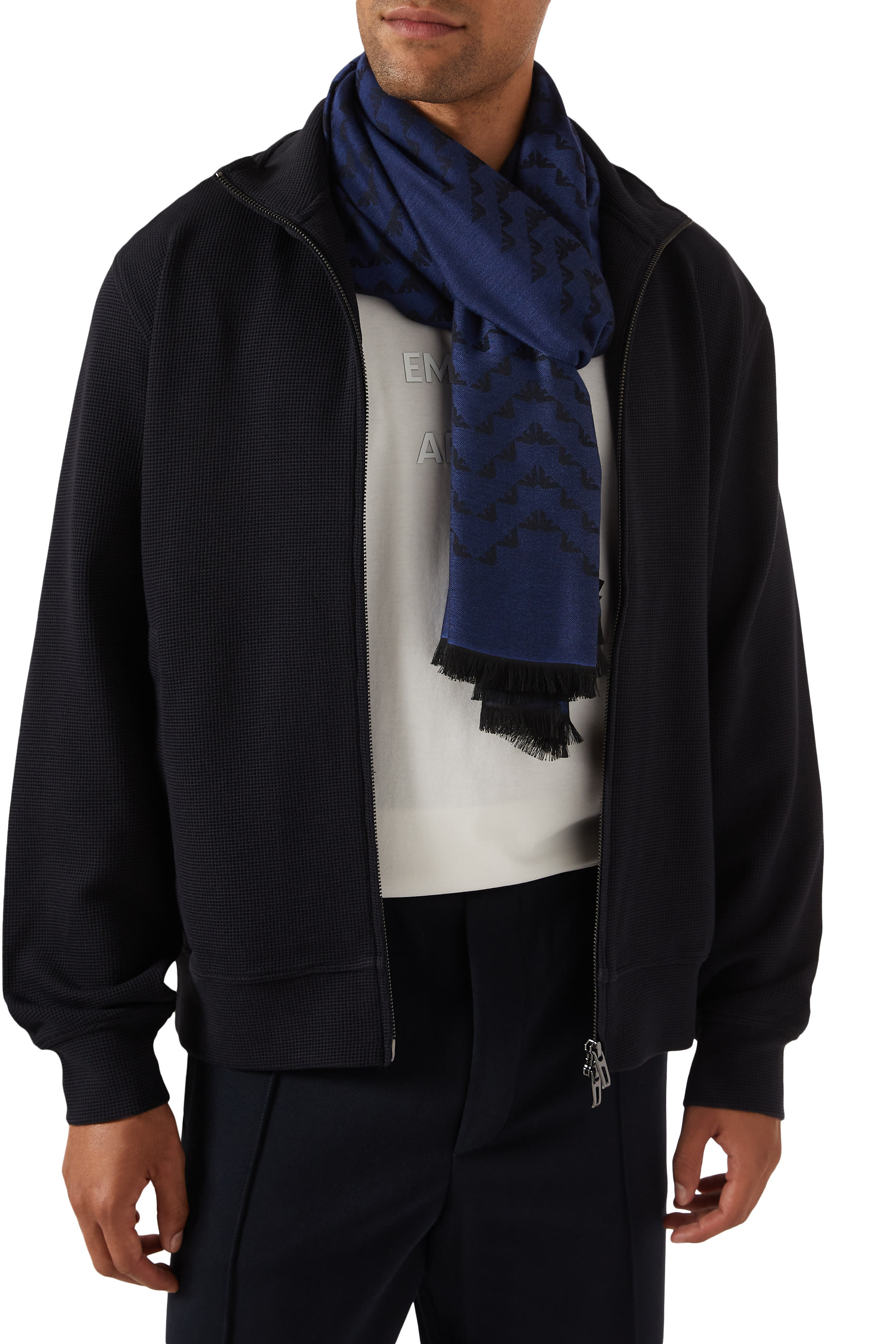 وشاح مزين كليا بشعار الماركة