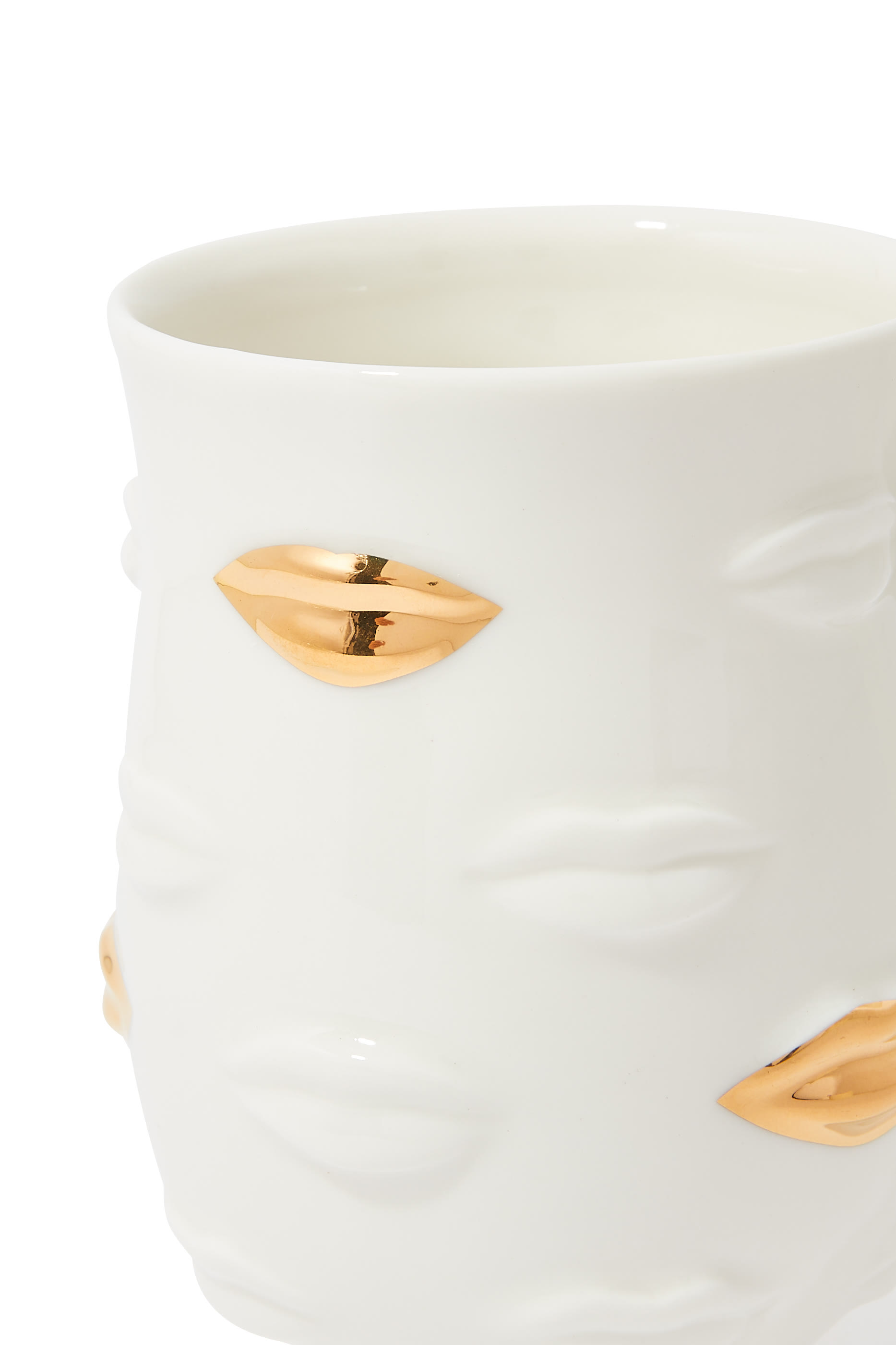 كوب جالا بتفاصيل ذهبية