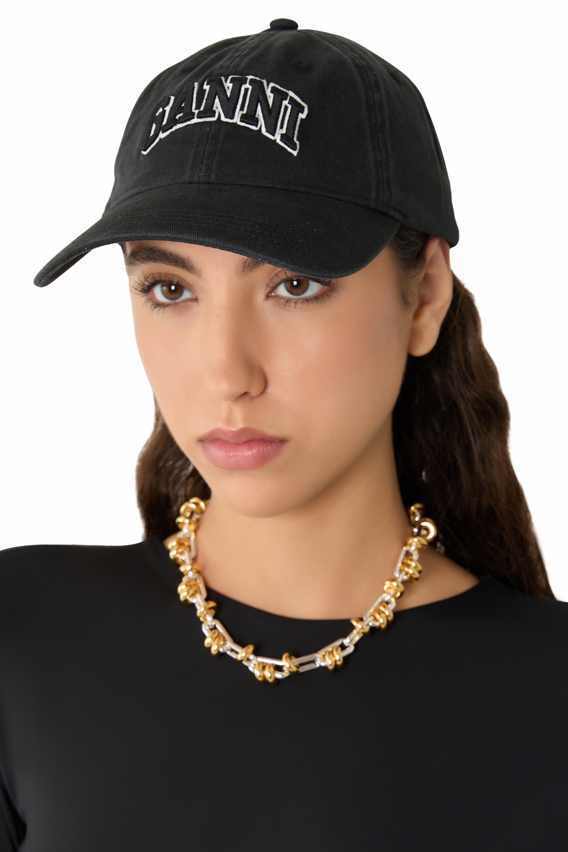 كاب مطرز بشعار الماركة