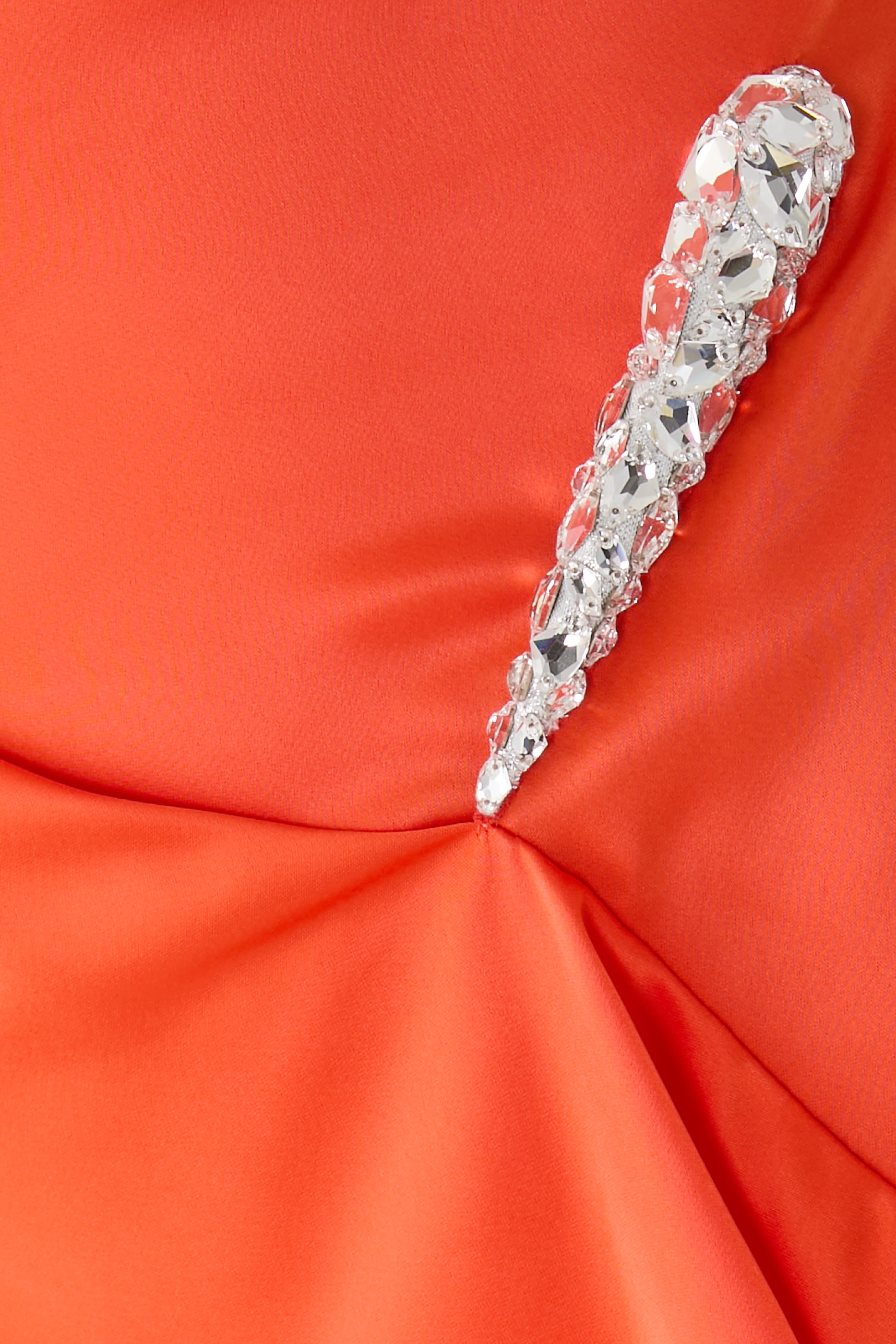 فستان بلا أكمام مزين بتفاصيل مخلب مرصع بكريستال