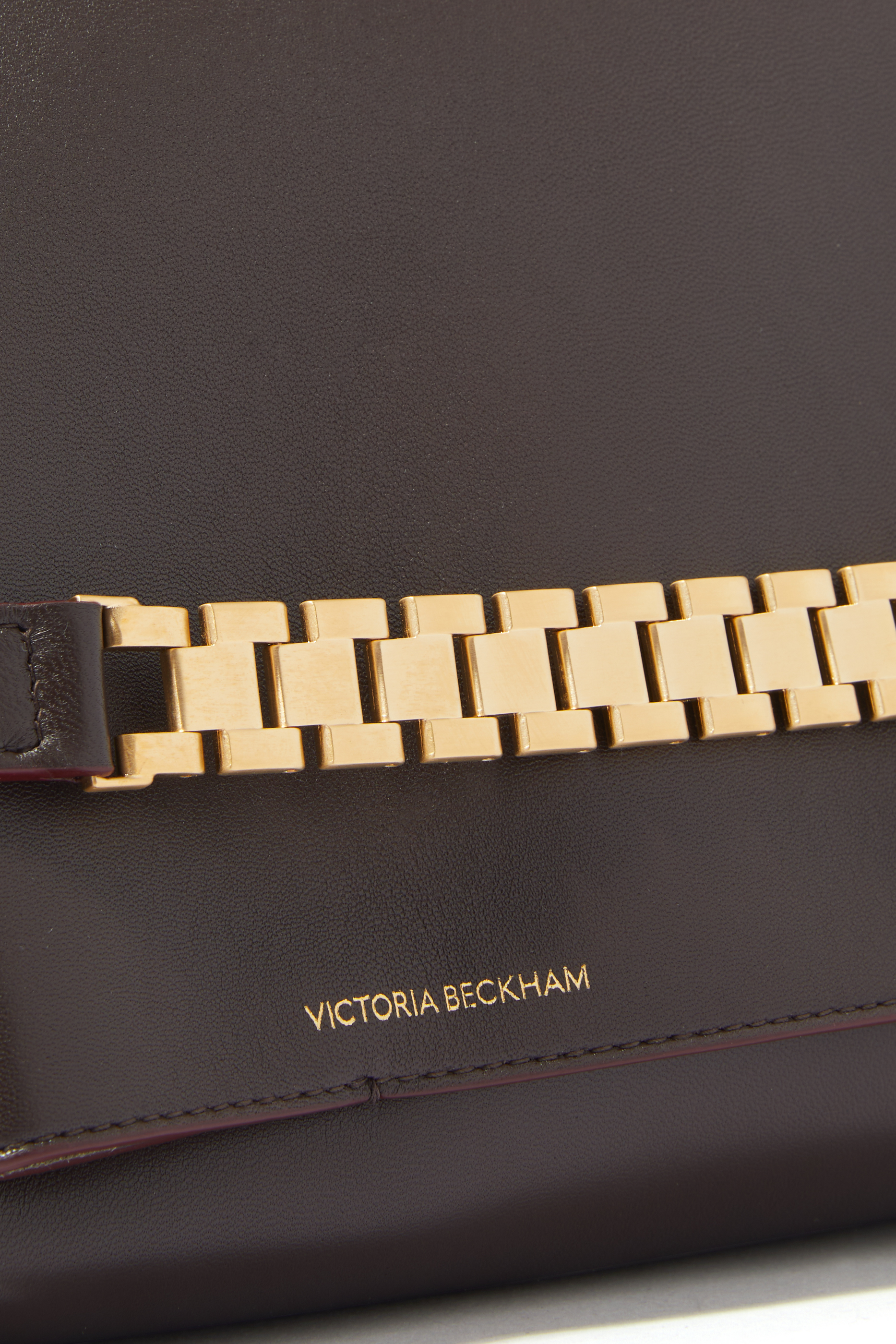 حقيبة صغيرة بحمالة وسلسلة