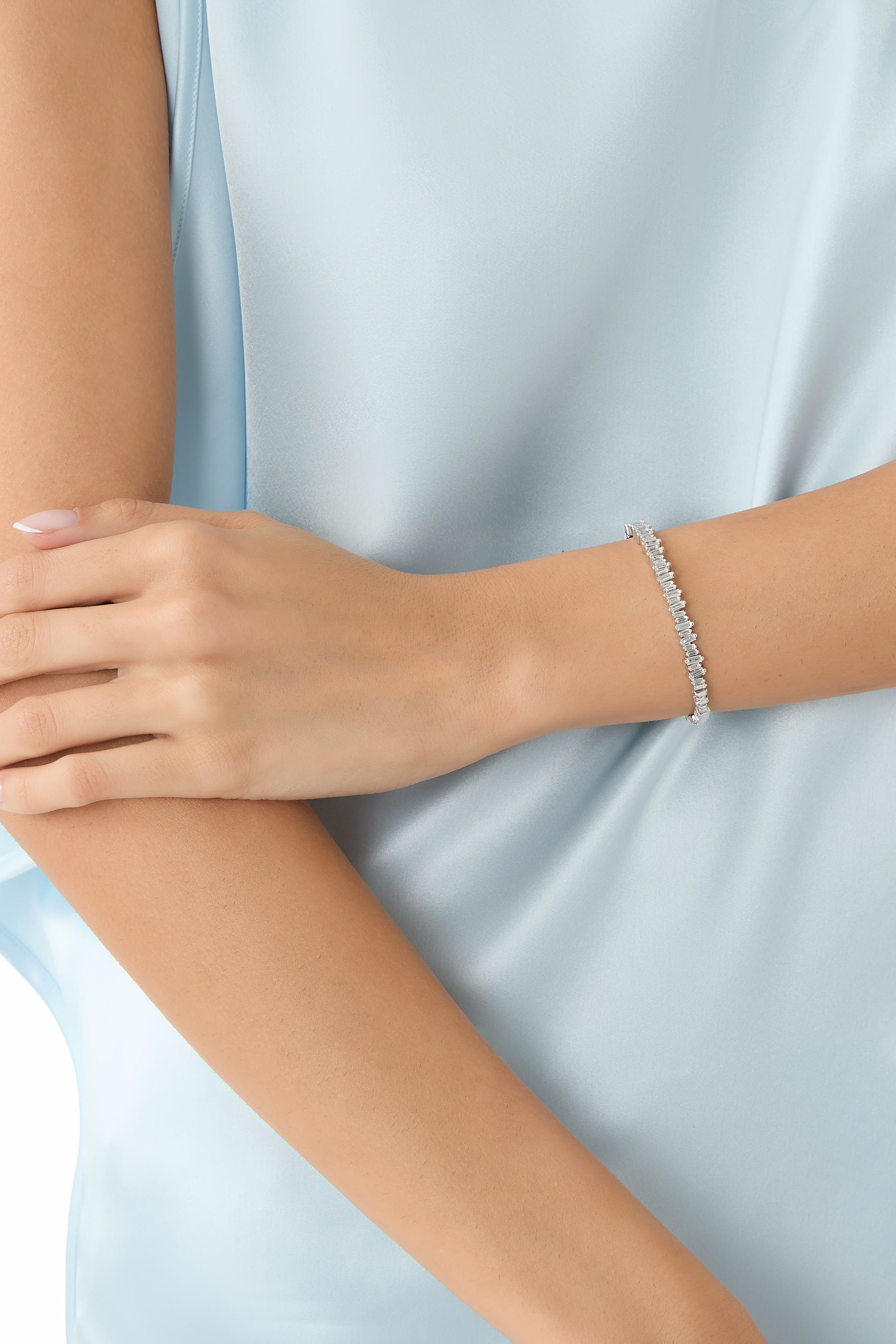 سوار فاير وركس كلاسيكي مرصع بماسات مستطيلة، ذهب أبيض عيار 18