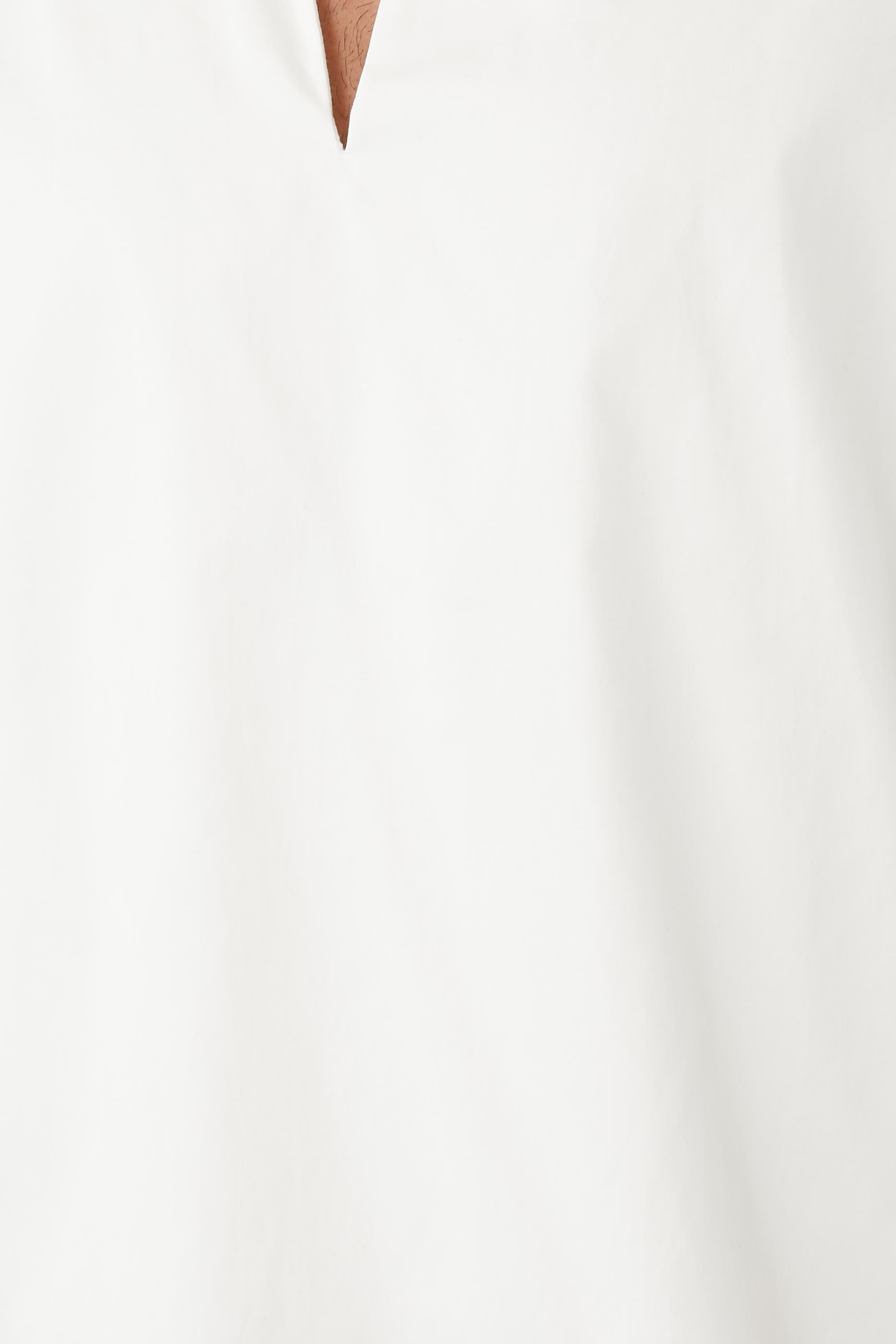 قميص بأكمام قصيرة ووياقة مفرودة