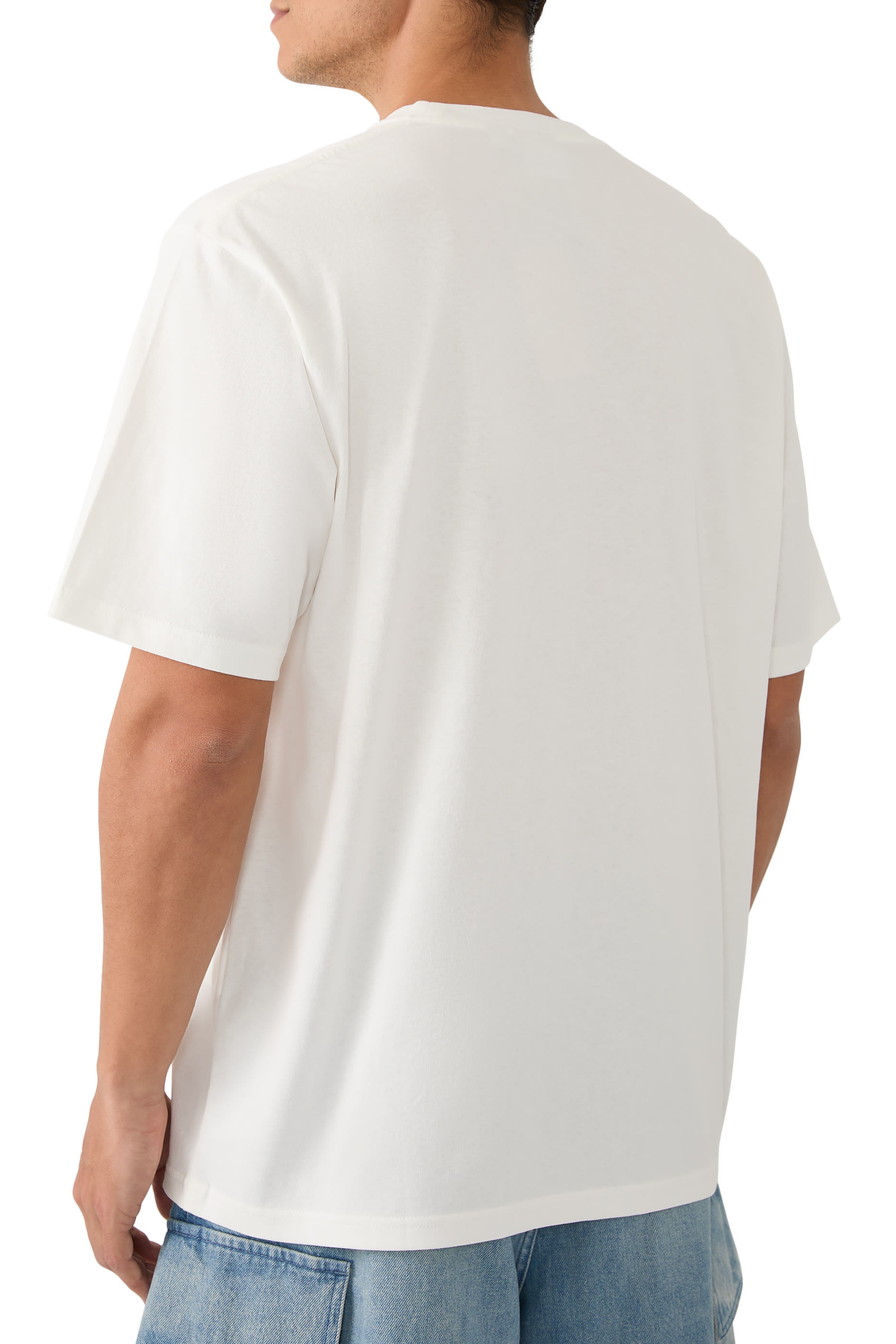 تيشيرت بشعار الماركة بتصميم مشوه