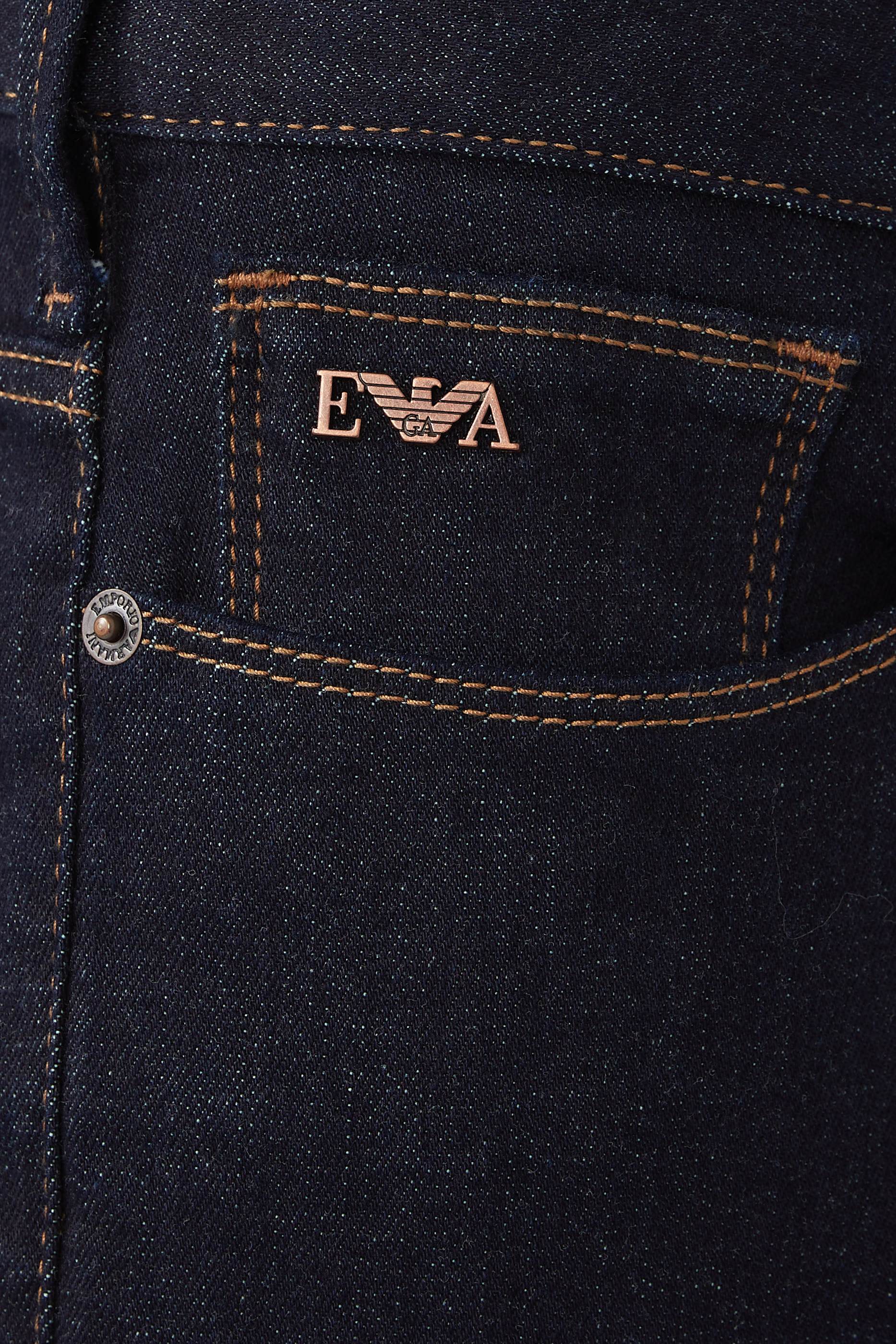 بنطال جينز بقصة ضيقة