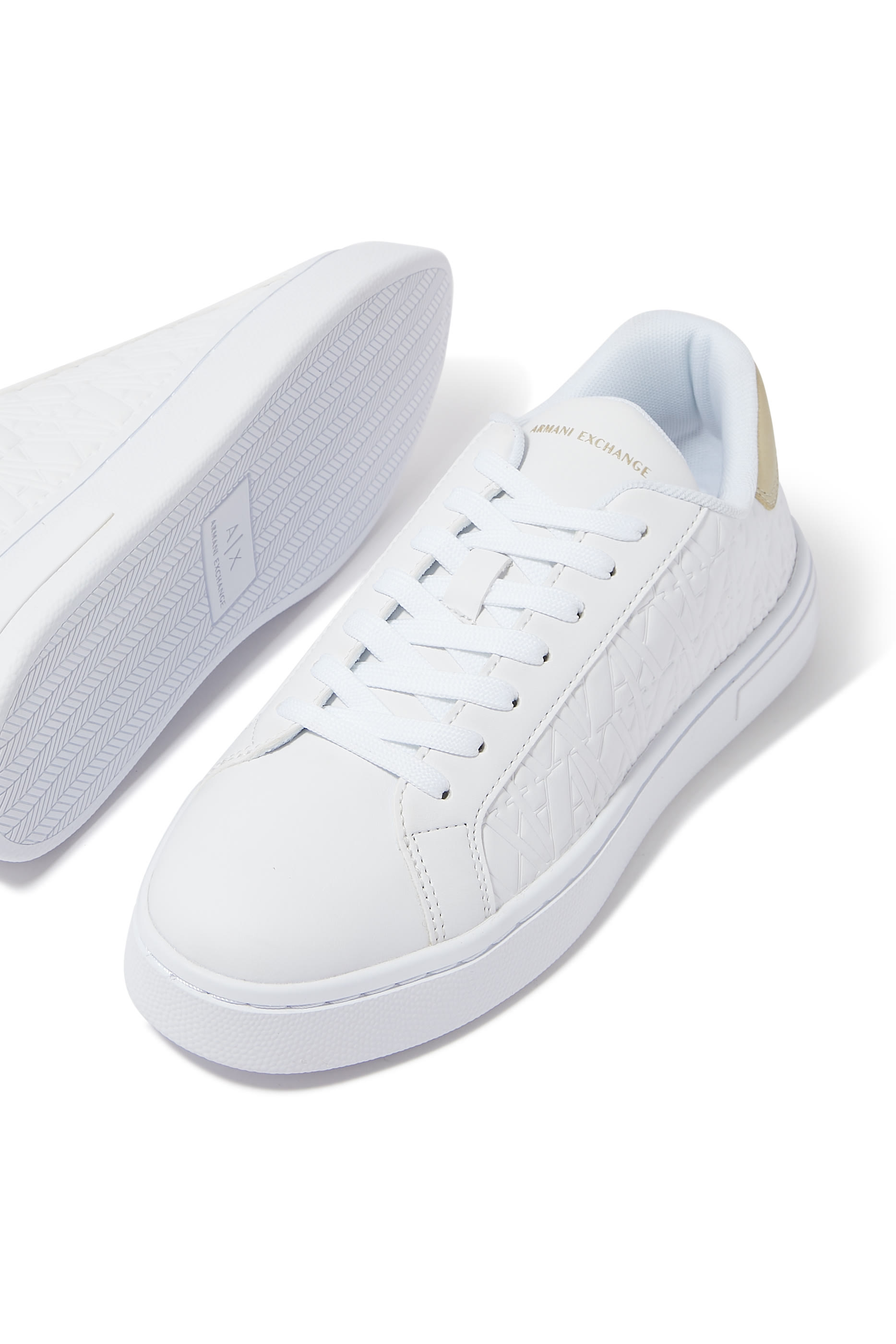 سنيكرز بحروف شعار الماركة بالكامل