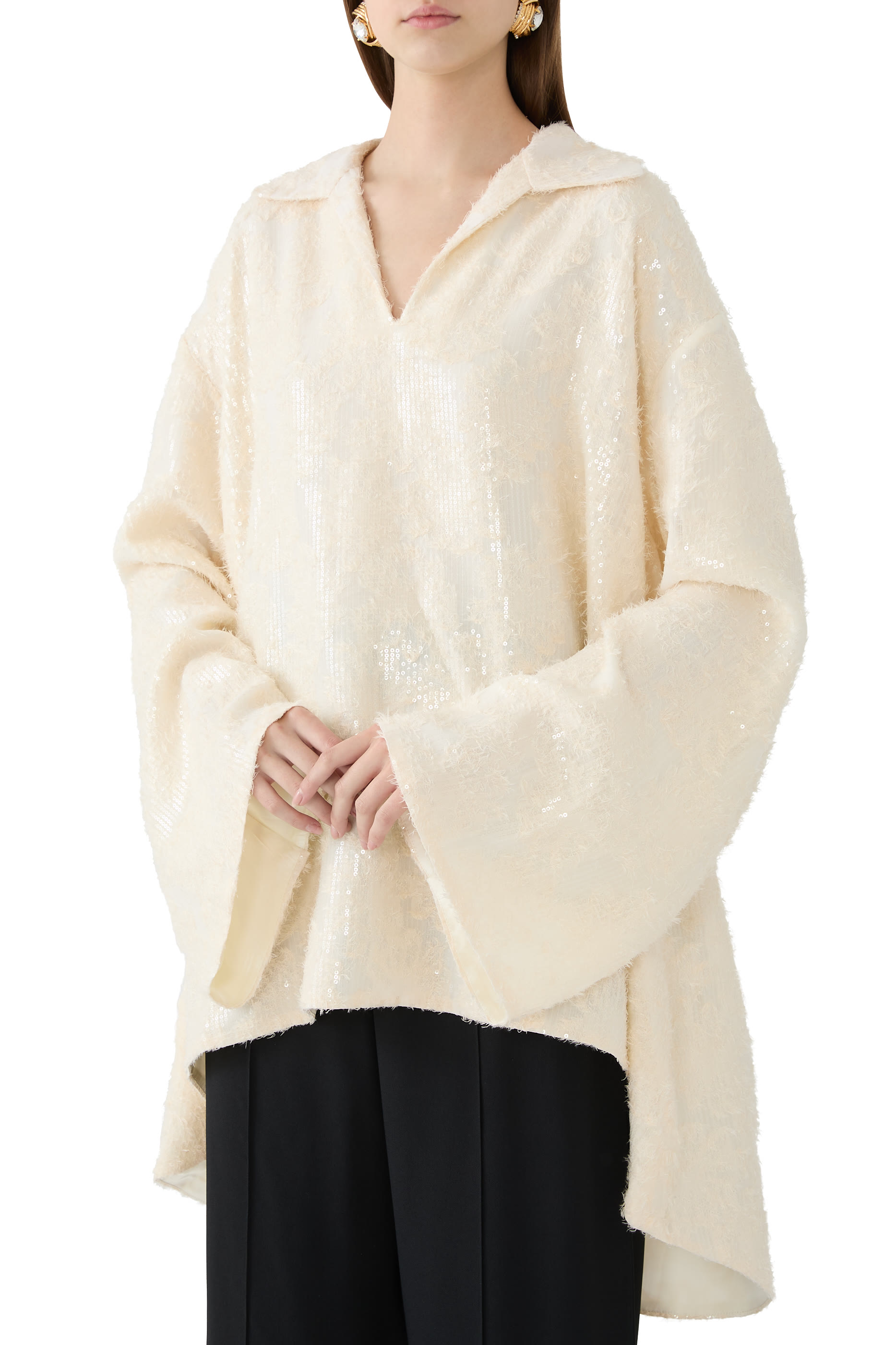 بلوزة بأكمام طويلة وياقة على شكل حرف V مزينة بترتر