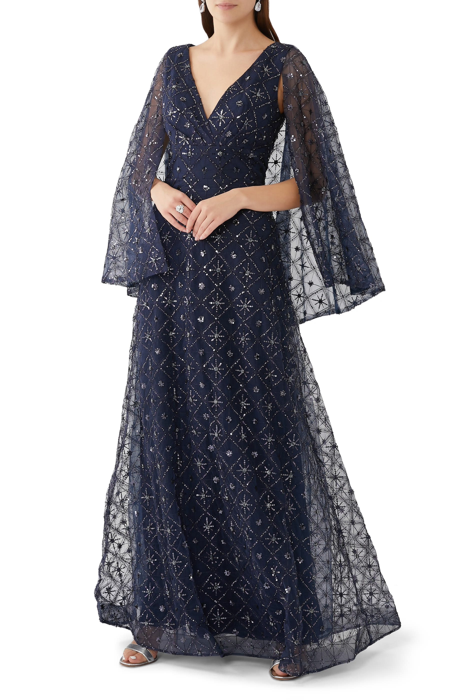 فستان سهرة بأكمام كاب