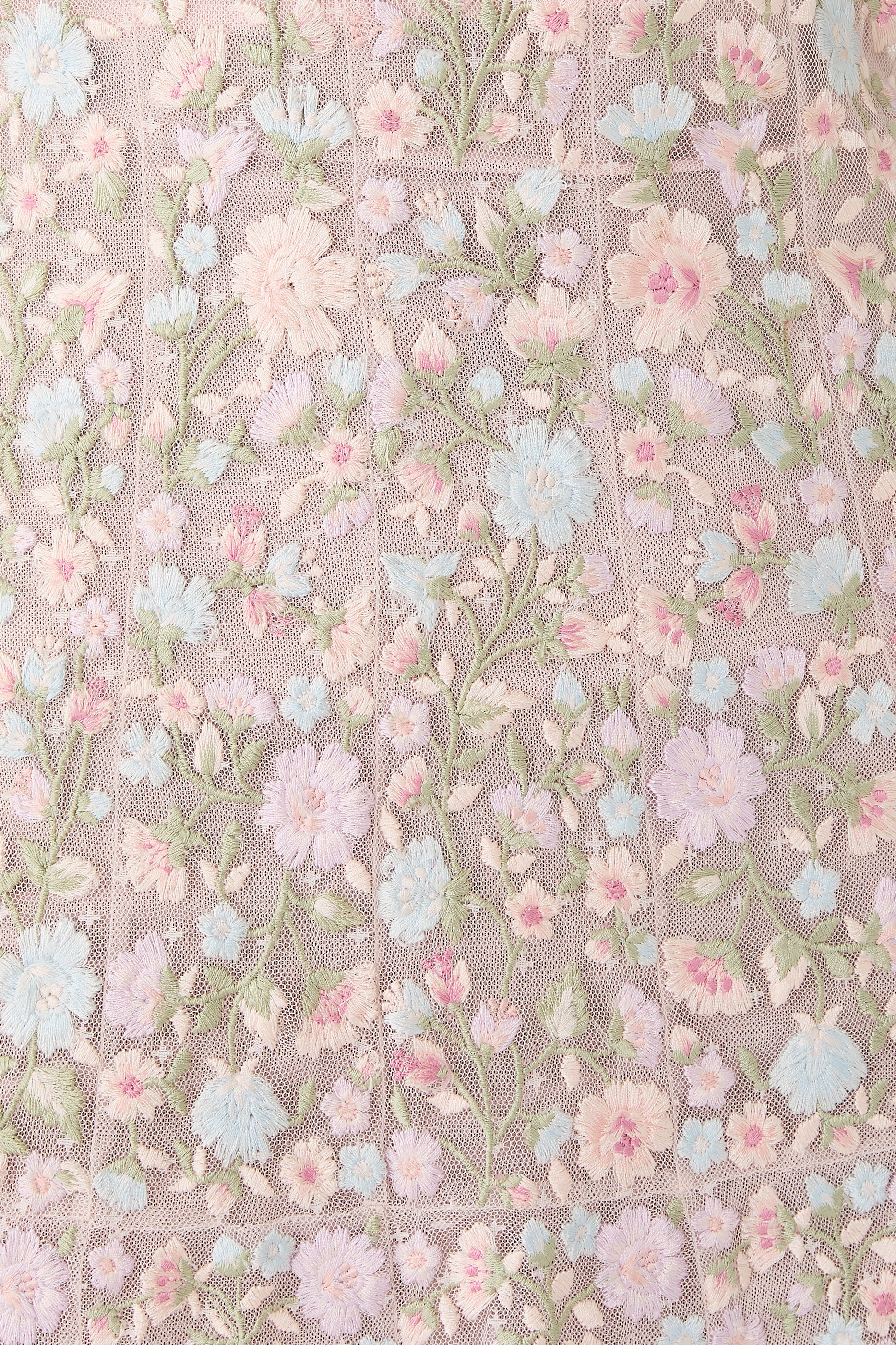 فستان سيلفيا طويل بتطريزات ورد بارزة الملمس