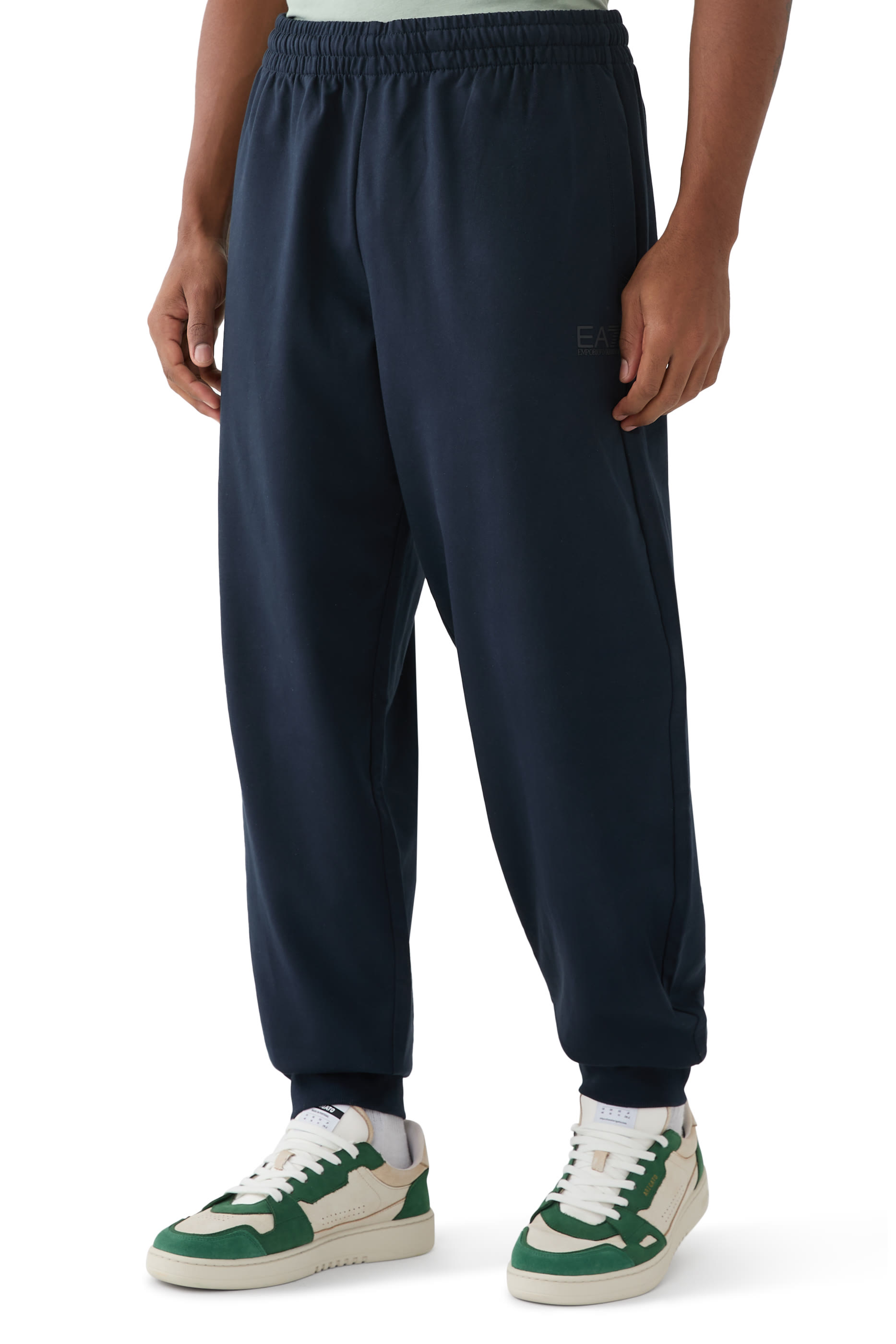 بدلة رياضية بشعار الماركة