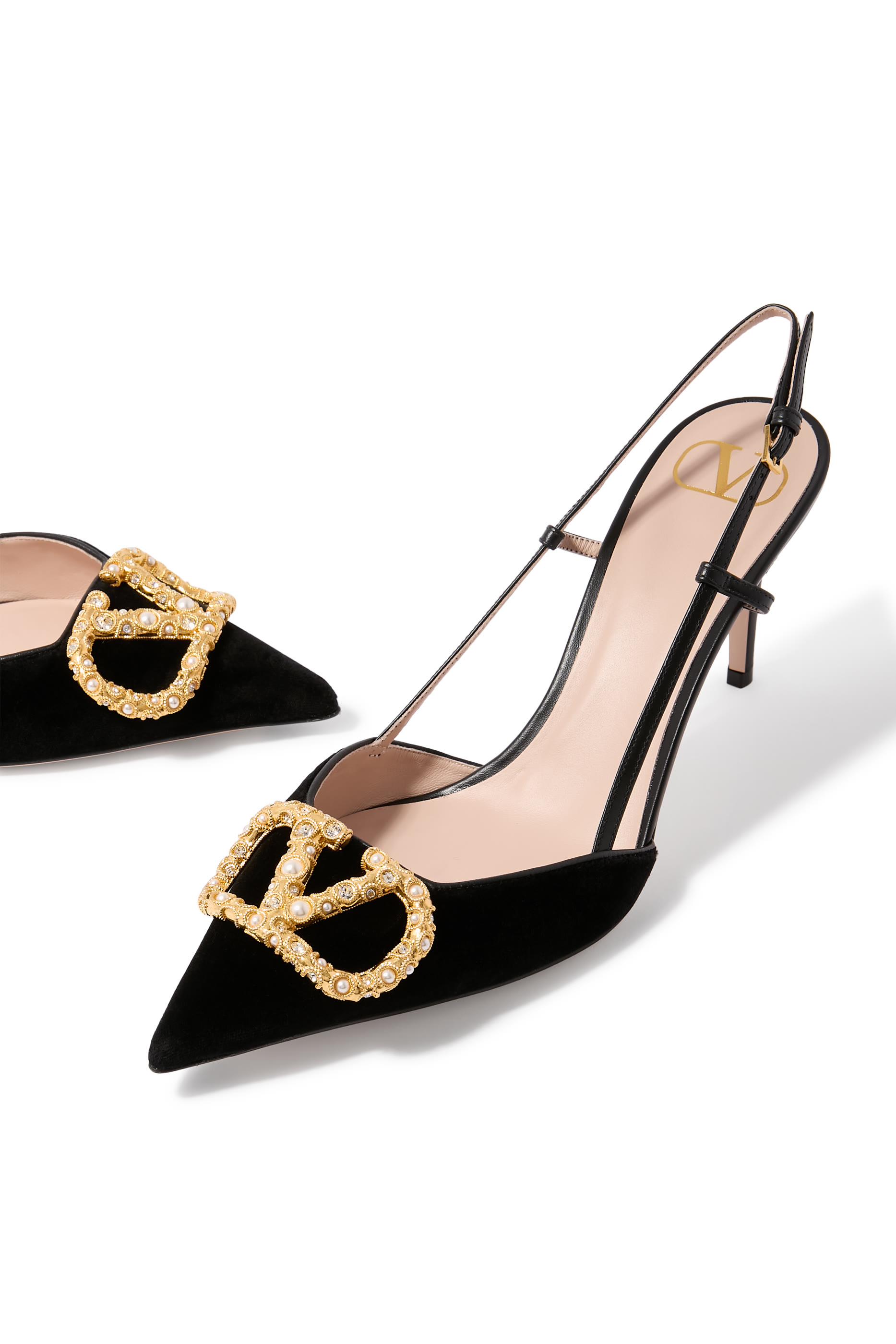 حذاء كلاسيك 80 مفتوح في الخلف مزين بشعار حرف الماركة