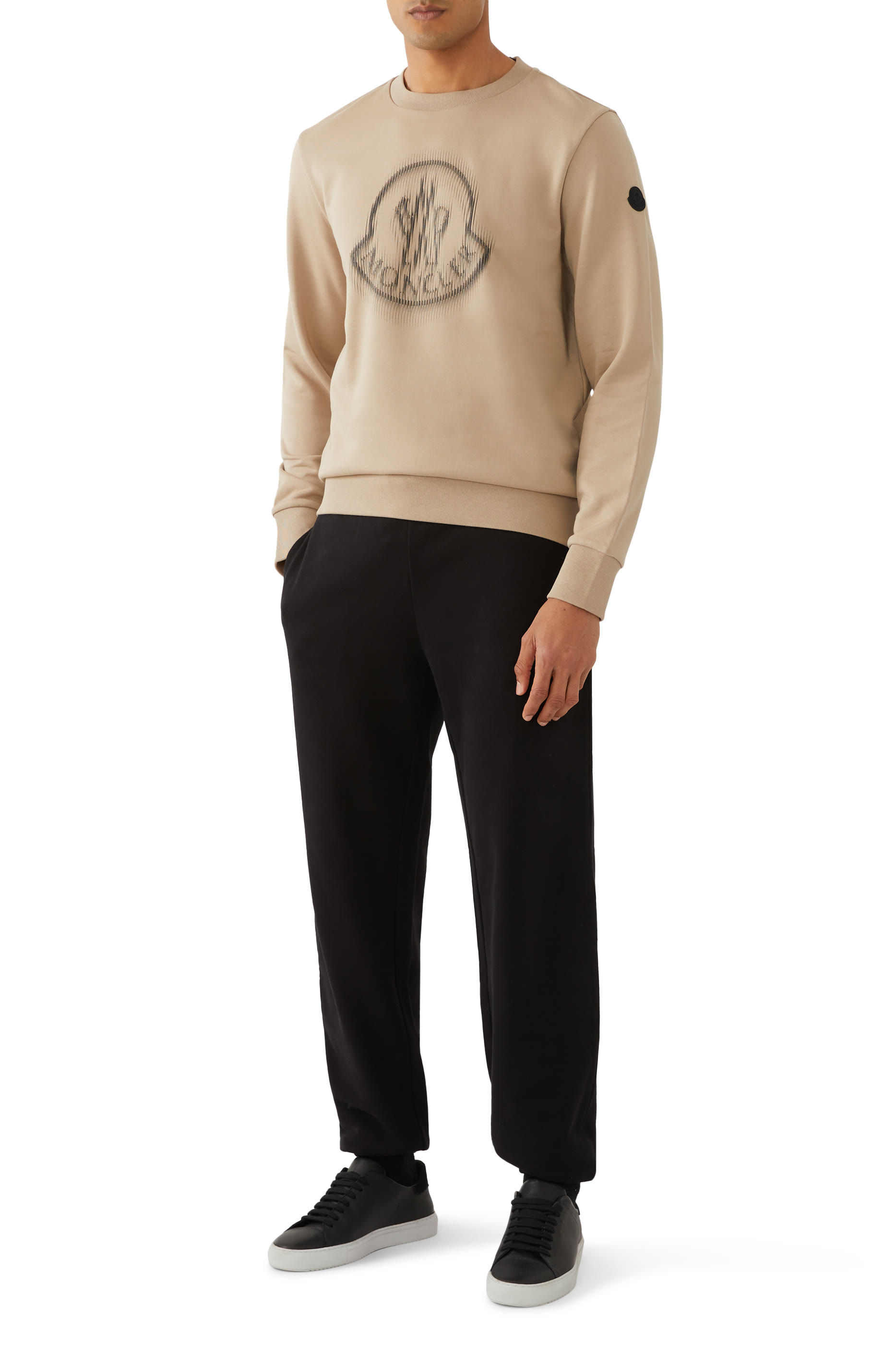 سويت شيرت بشعار غير واضح