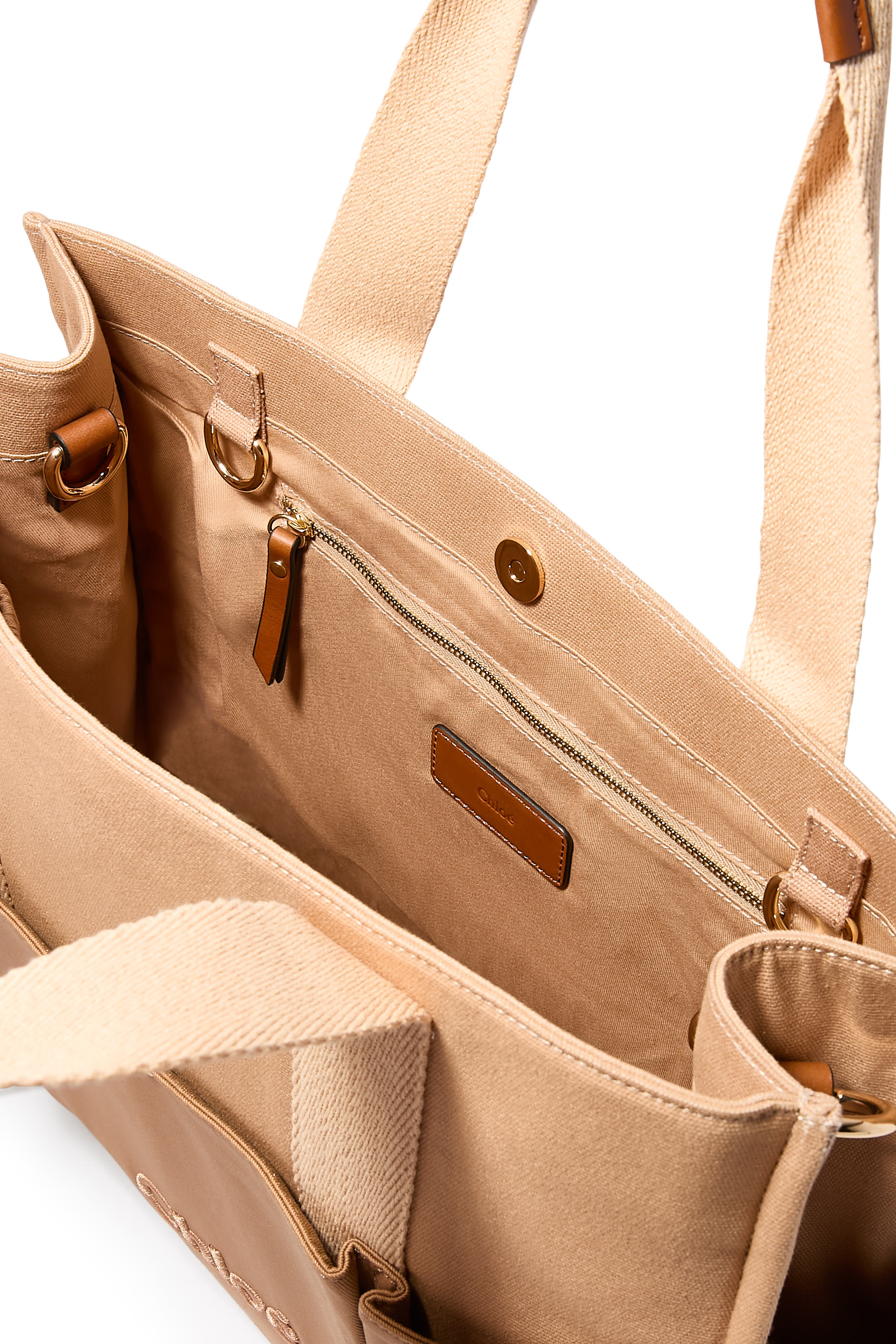 حقيبة مستلزمات أطفال مزينة بشعار الماركة