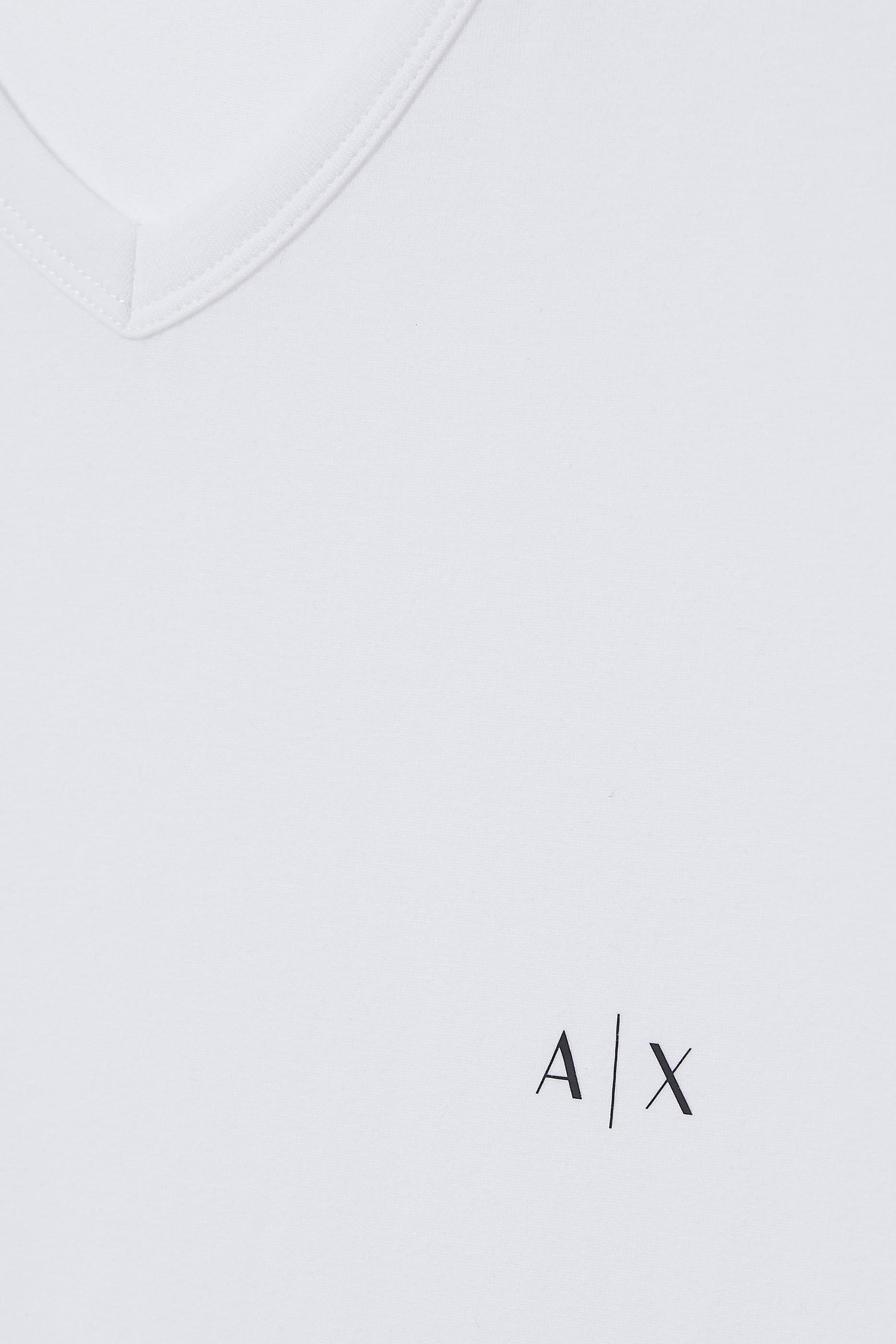 تيشيرت بياقة على شكل حرف V