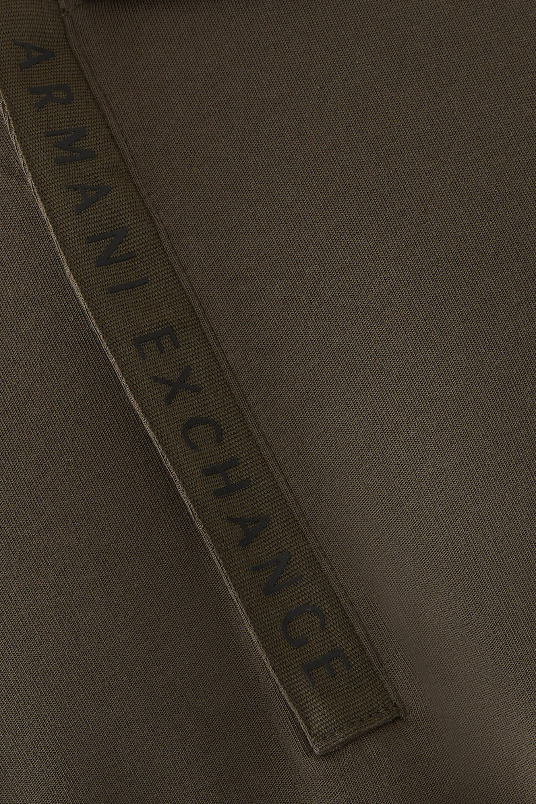 قميص بولو بشعار الماركة بلون مغاير