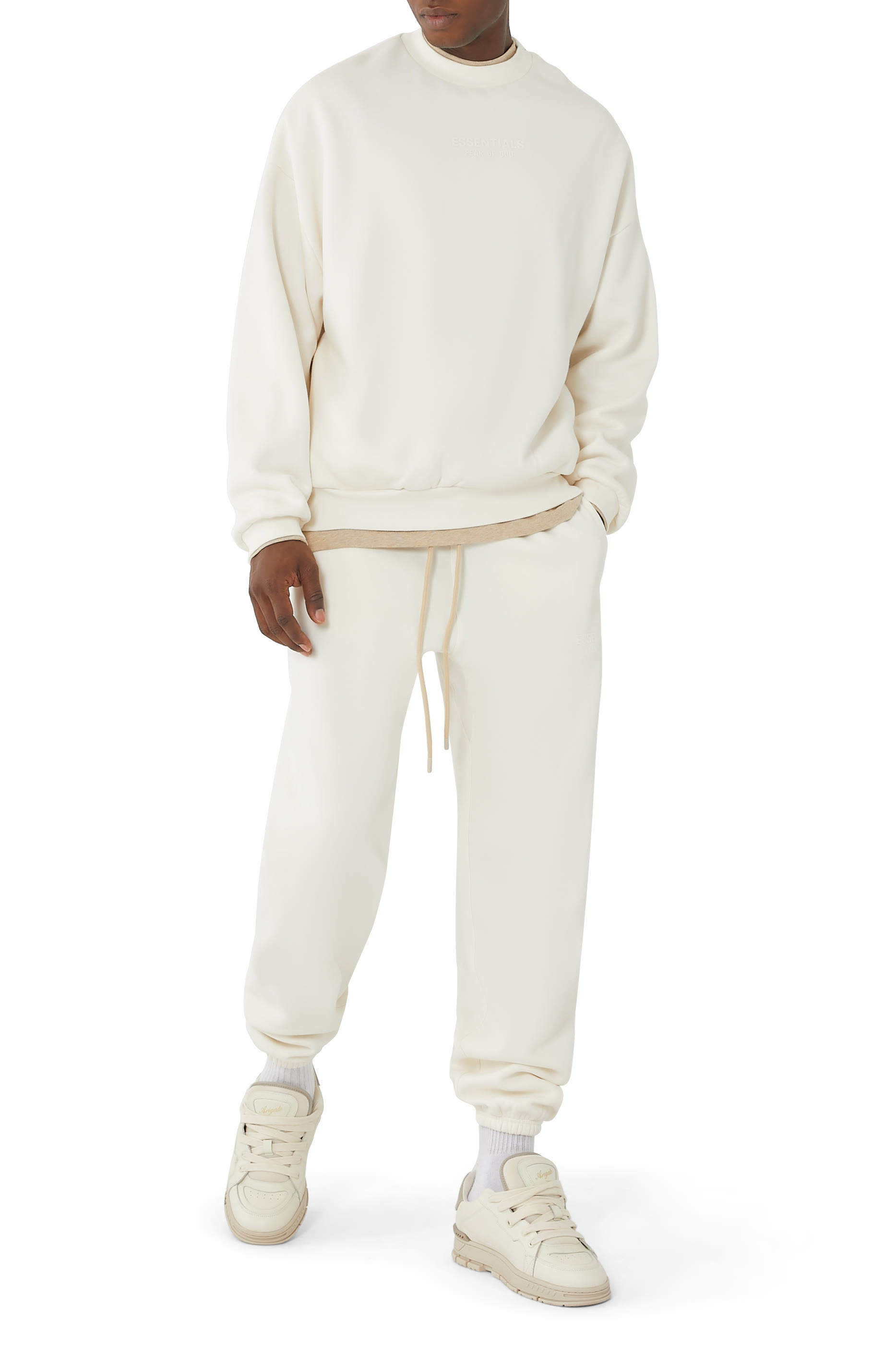 سويت شيرت بياقة ضيقة بشعار اسنشالز