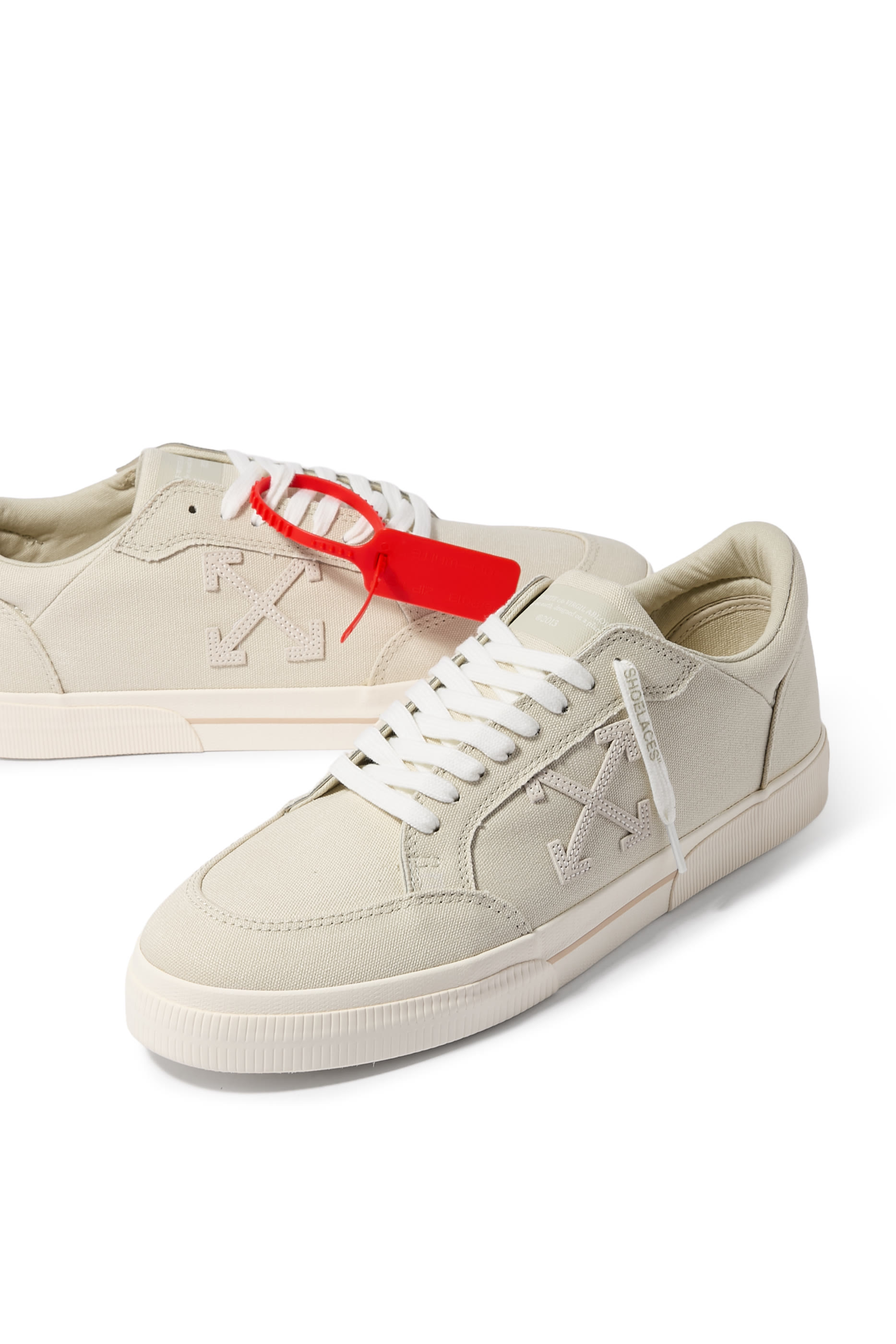 سنيكرز بشعار الماركة بارز الملمس