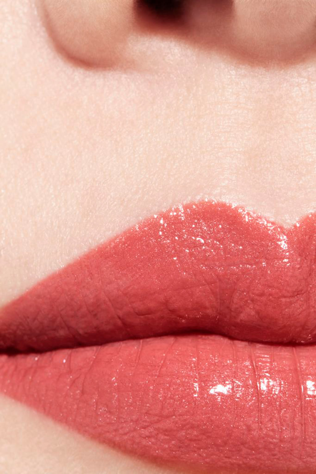 لون وإشراقة وكثافة بلمح البصر. ROUGE COCO FLASH