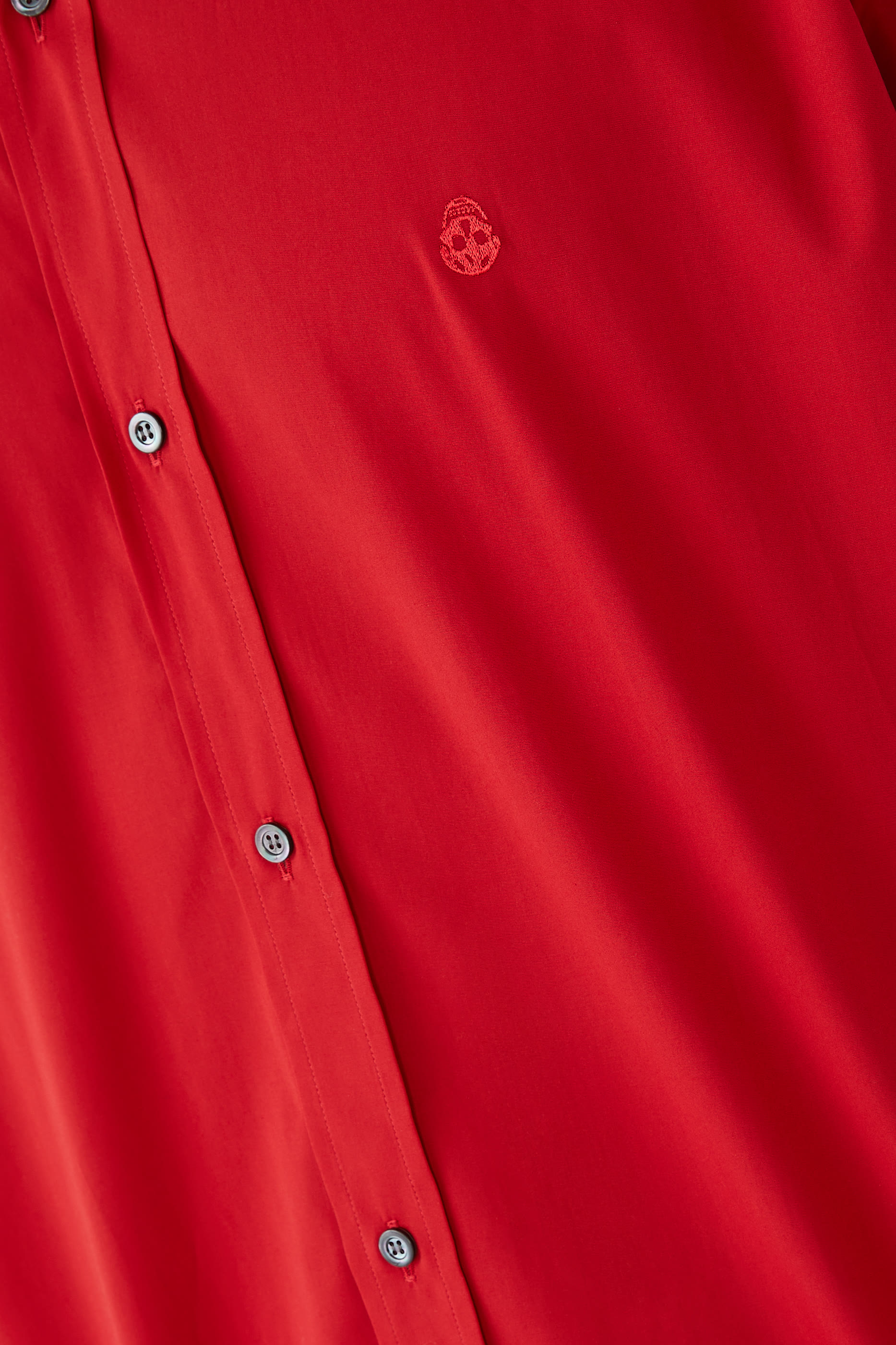 قميص بتطريز جمجمة