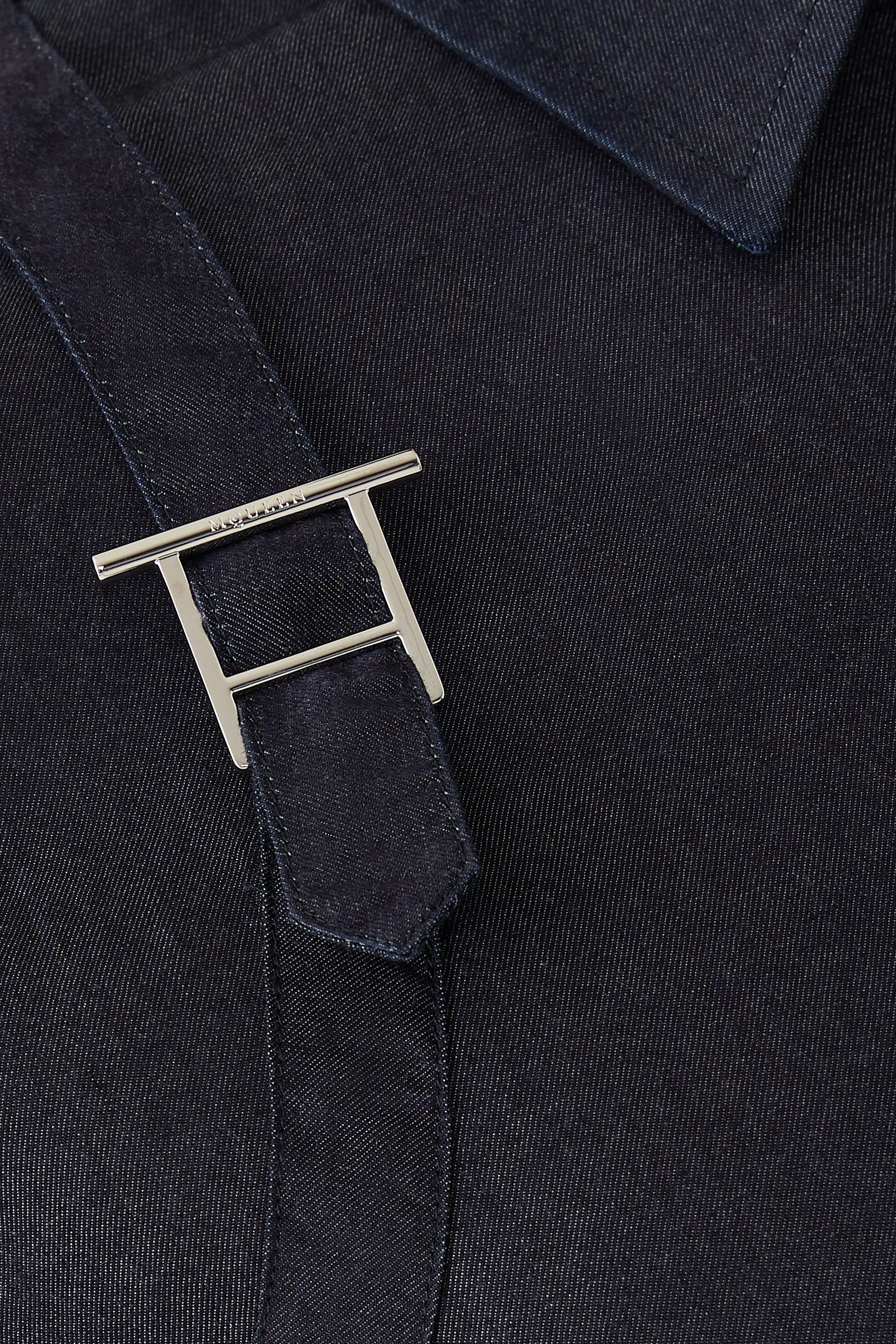 قميص بحمالة بمشبك بتصميم حرف T