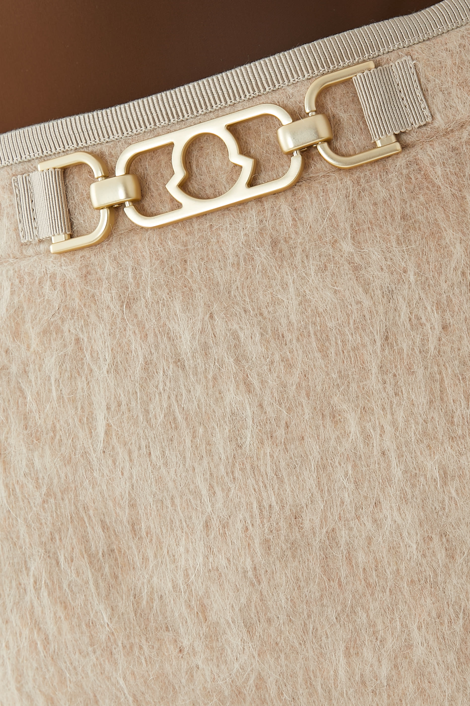 تنورة متوسطة الطول