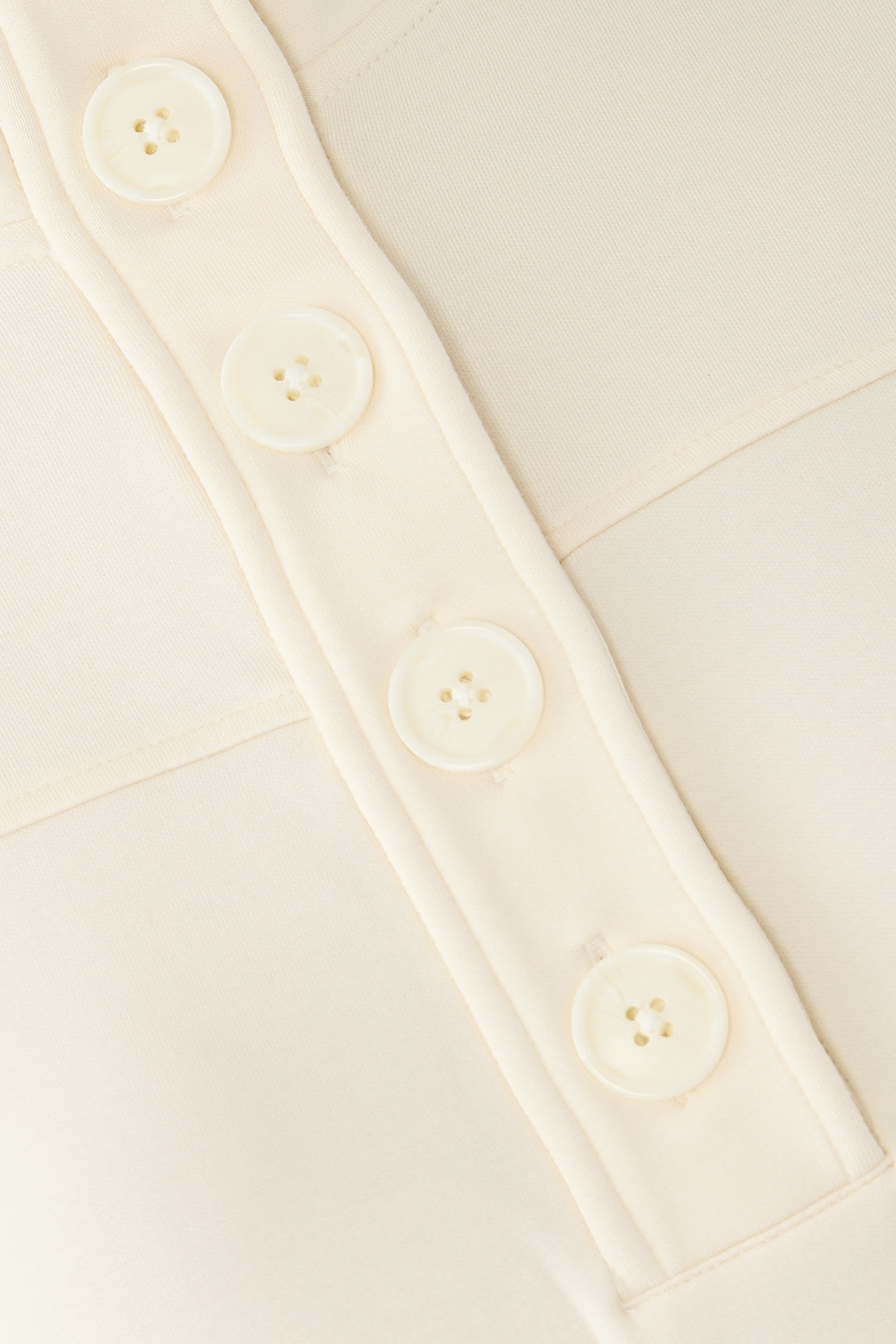 بلوزة كونال بأزرار بلا أكمام