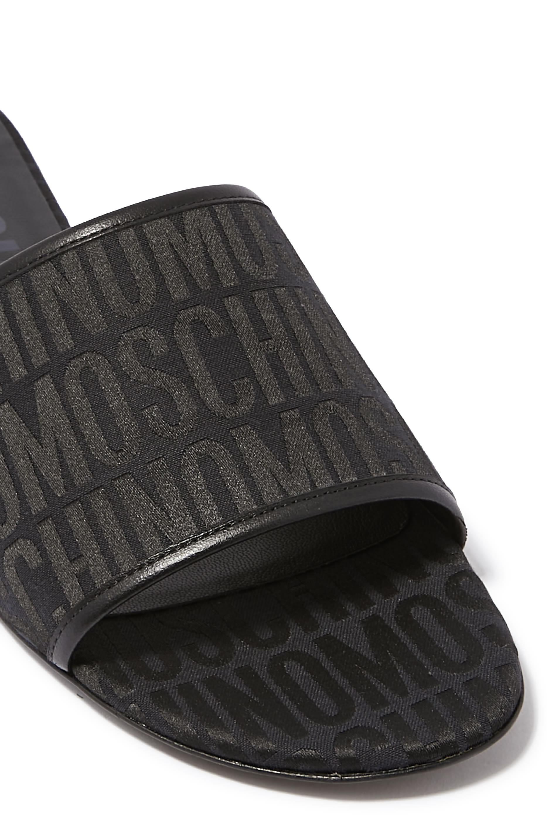 حذاء خفيف بتصيم سهل الإرتداء وشعار الماركة