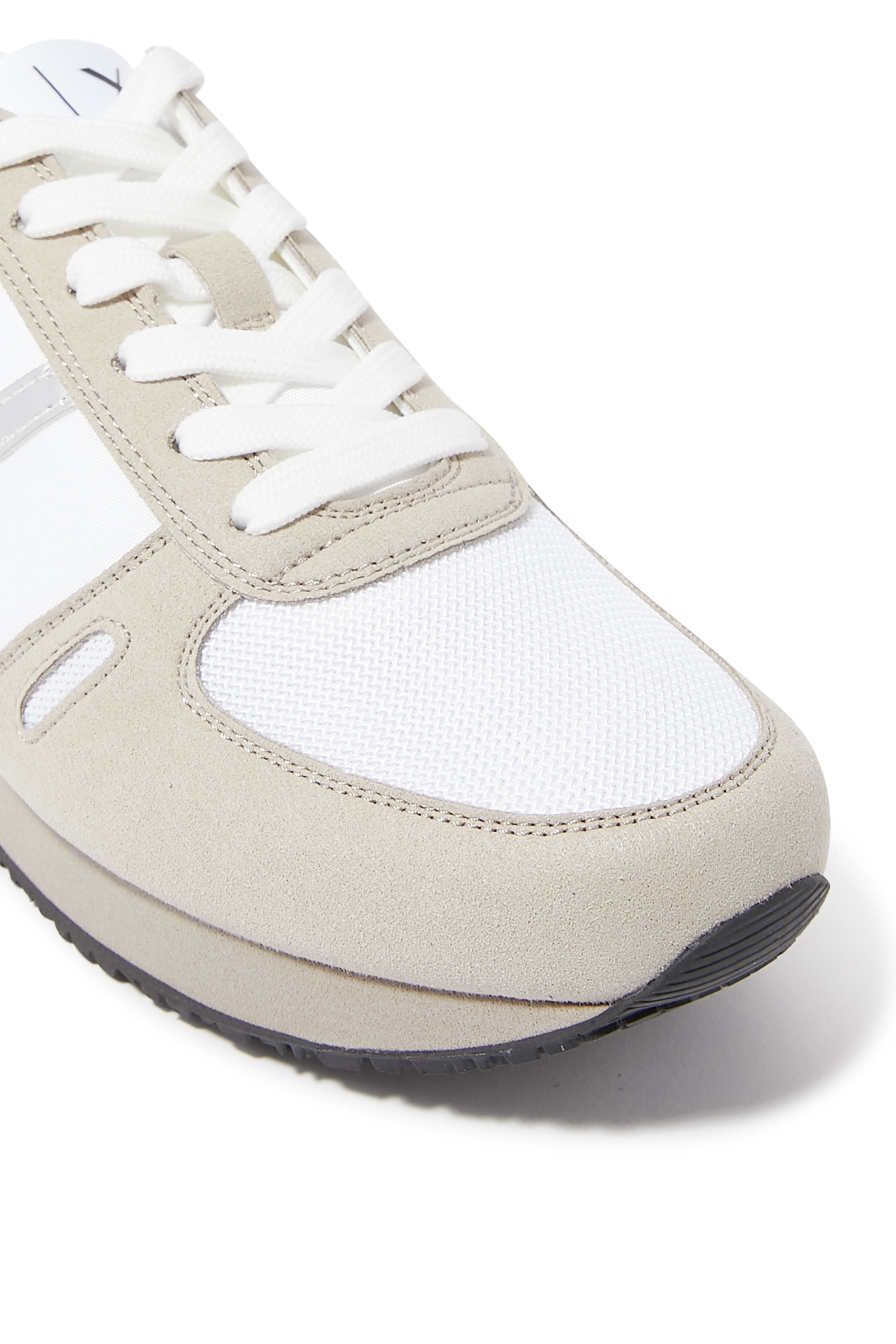 سنيكرز بشعار الماركة ألياف دقيقة