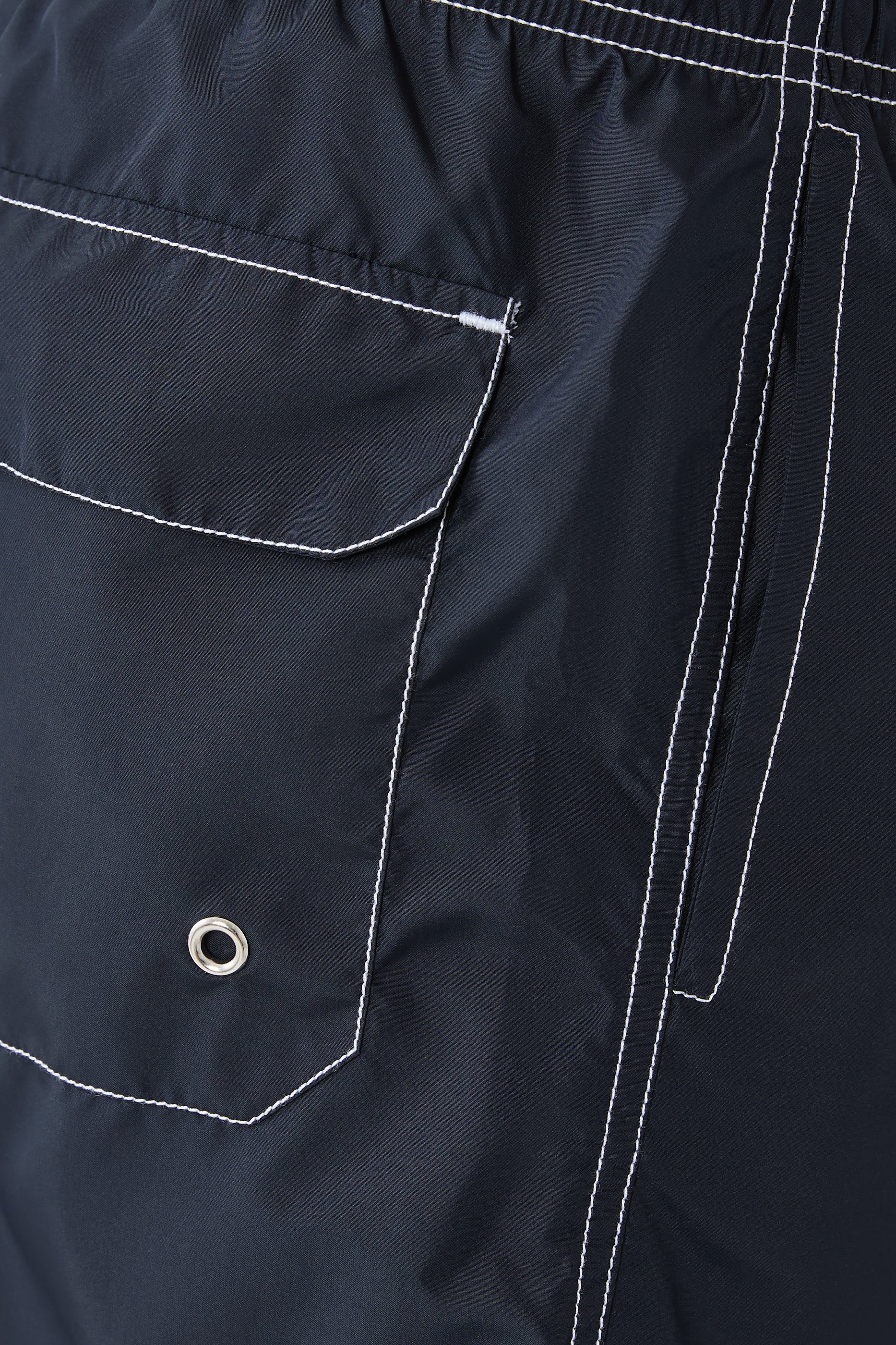 شورت سباحة بخياطة متباينة