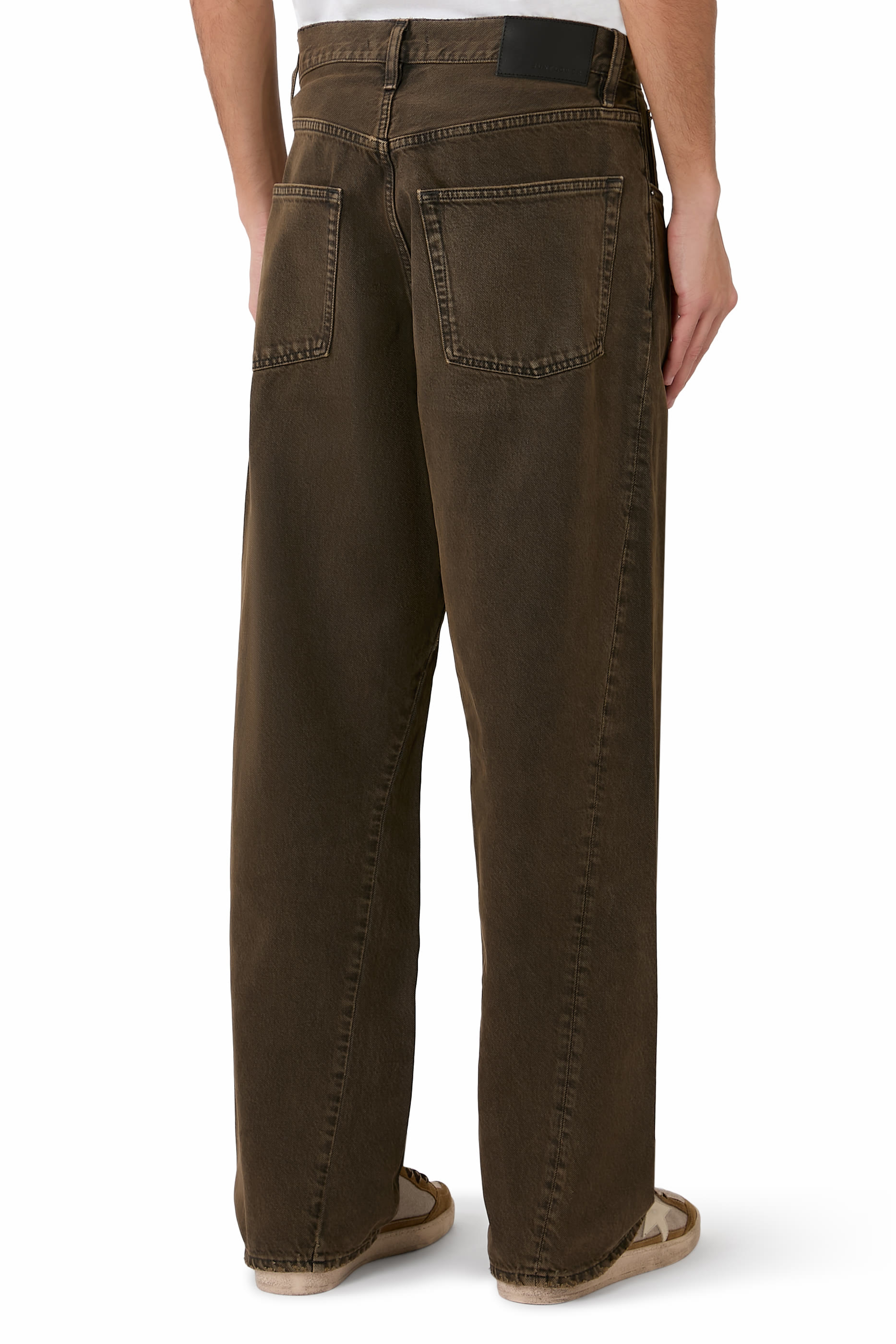 بنطال جينز بقصة ساق واسعة وتفاصيل ملفوفة