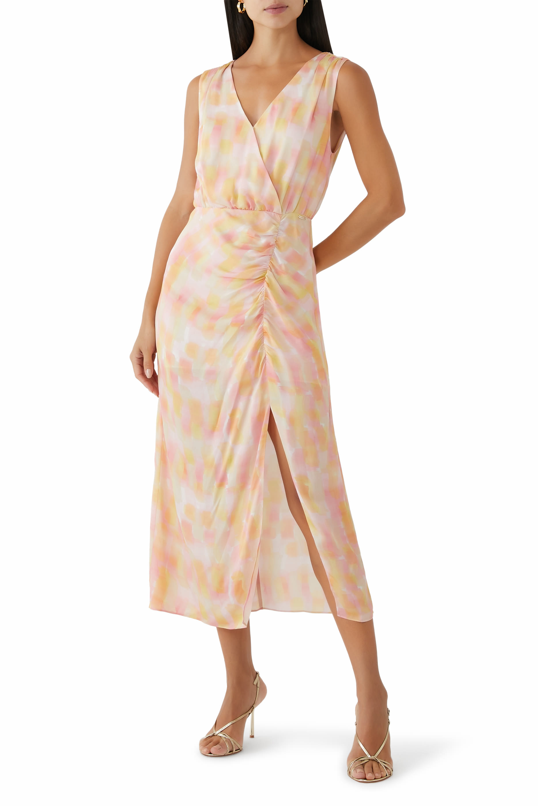 فستان طويل بياقة على شكل حرف V