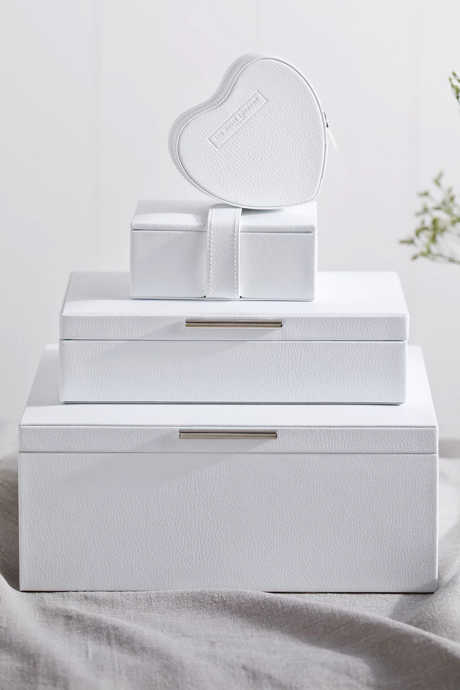 علبة مجوهرات جلد متوسط الحجم