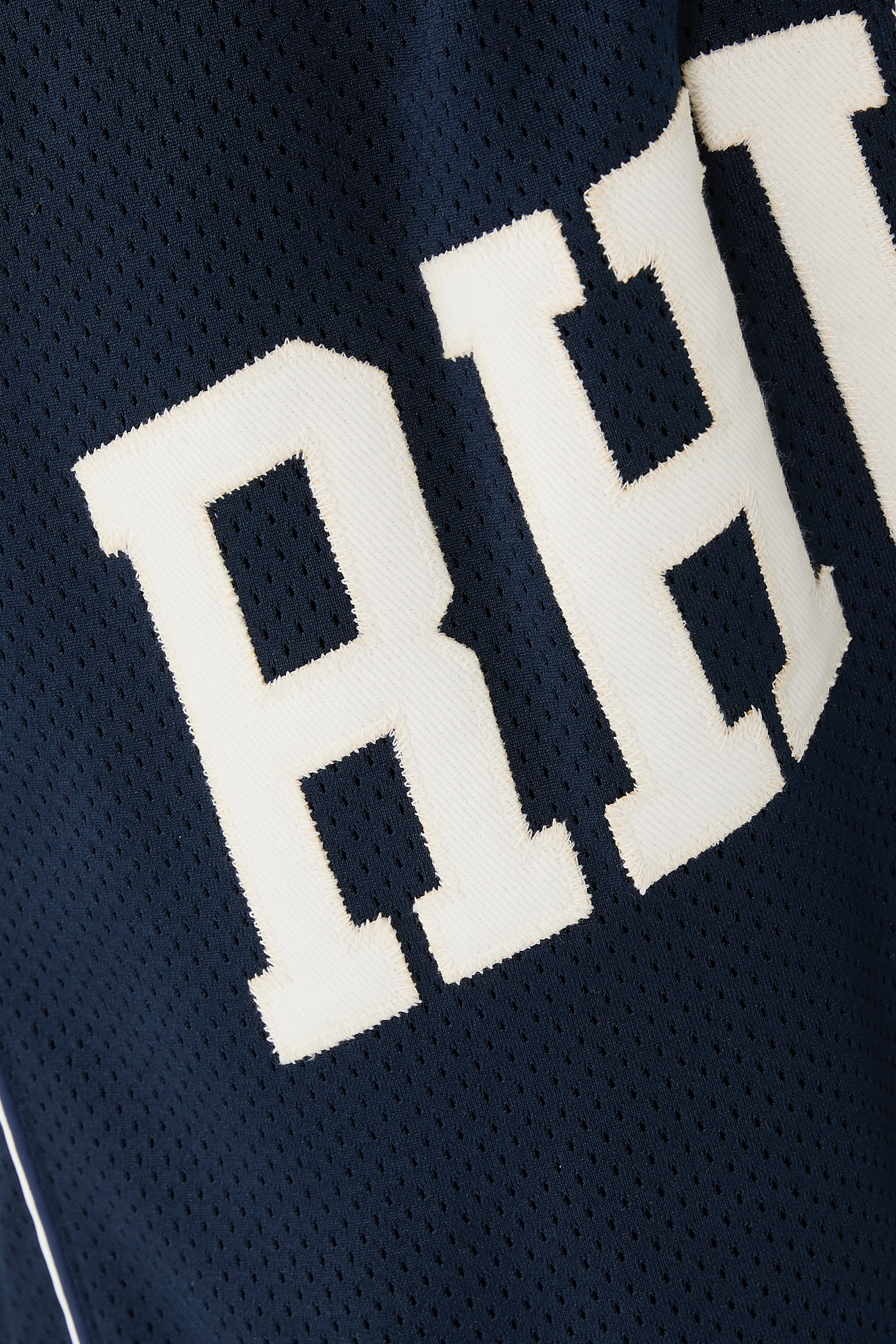 شورت فضفاض بشعار الماركة بتصميم جامعي