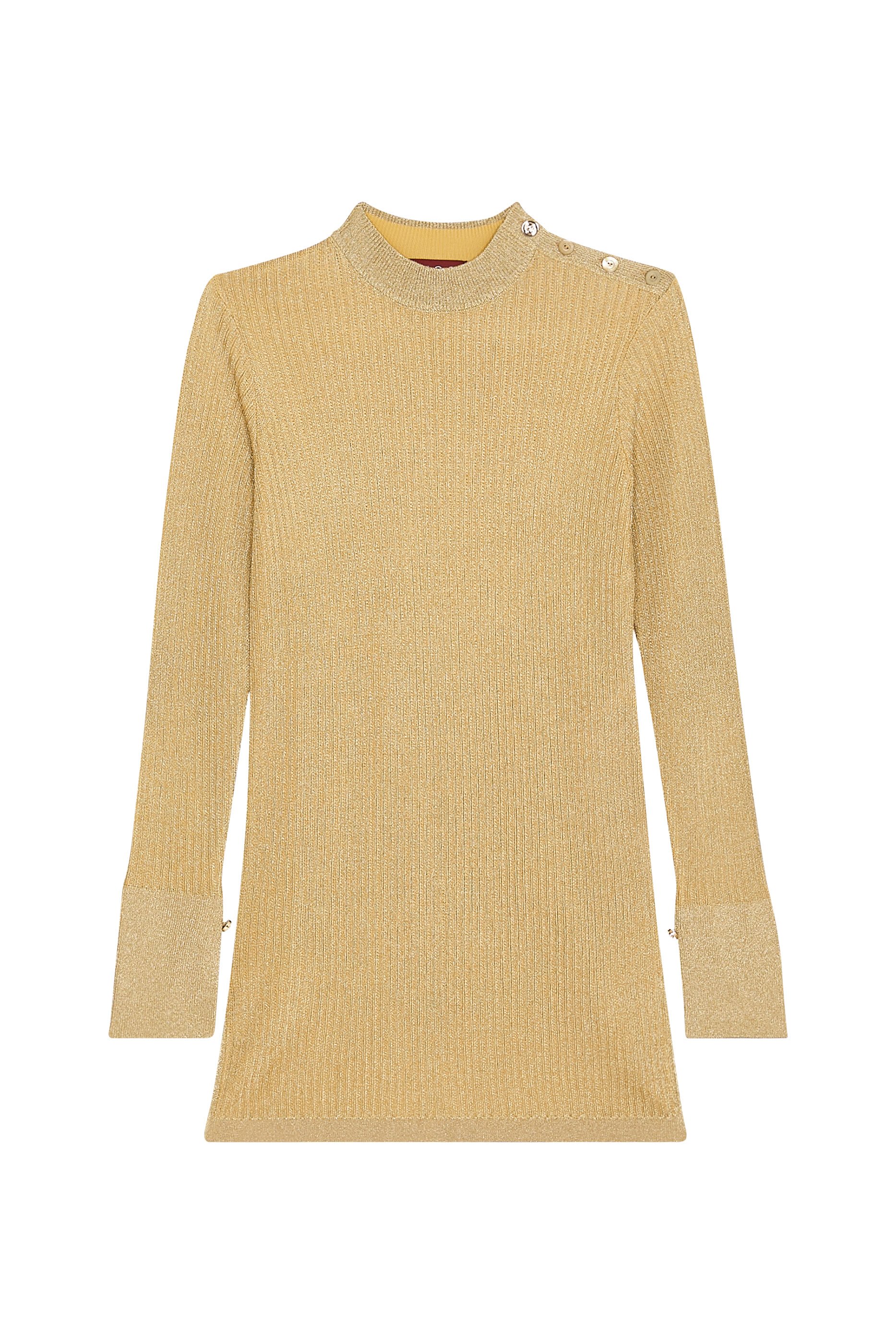 بلوزة بياقة ضيقة وأكمام طويلة