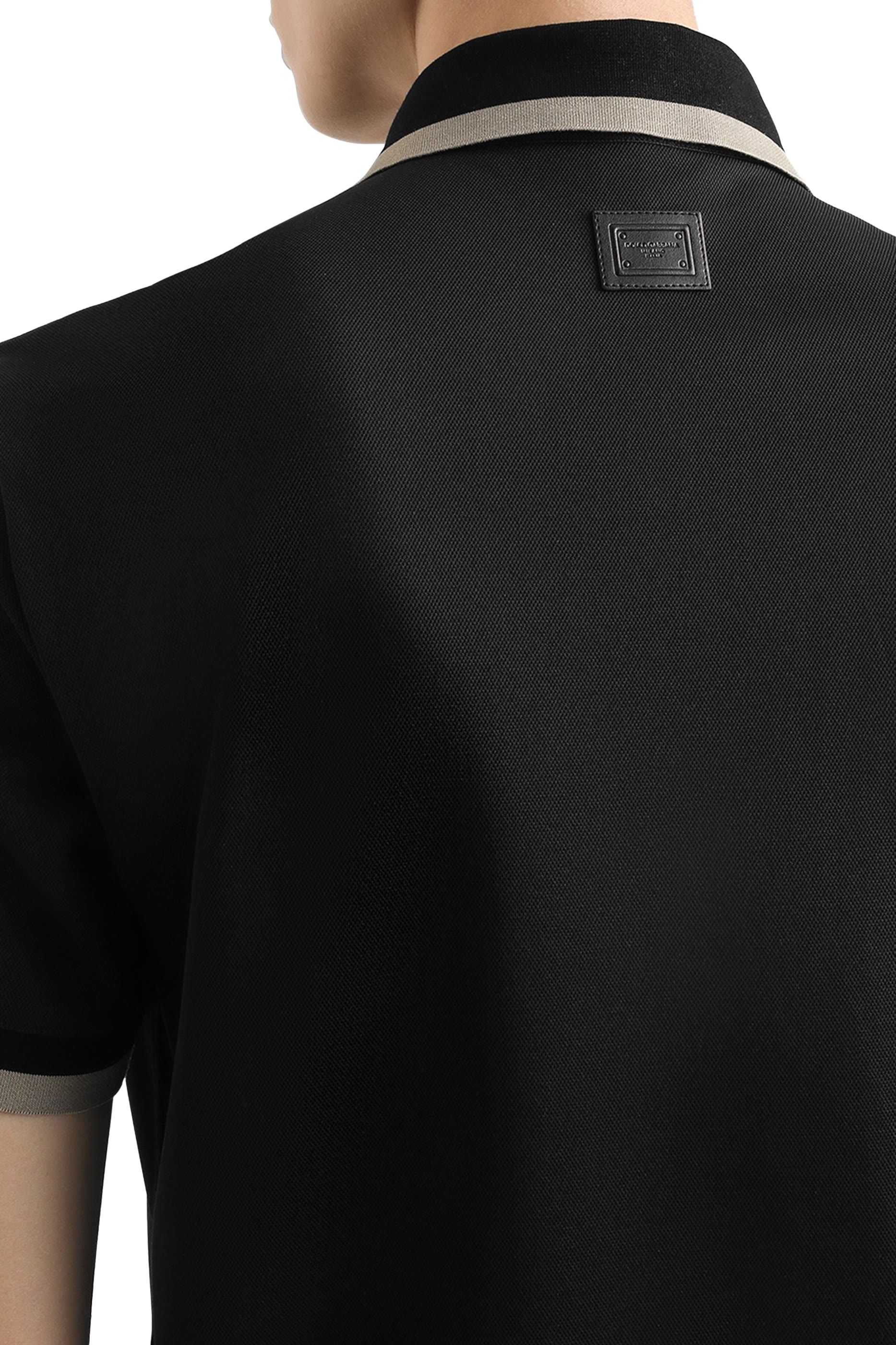 قميص بولو بأكمام قصيرة وشعار الماركة