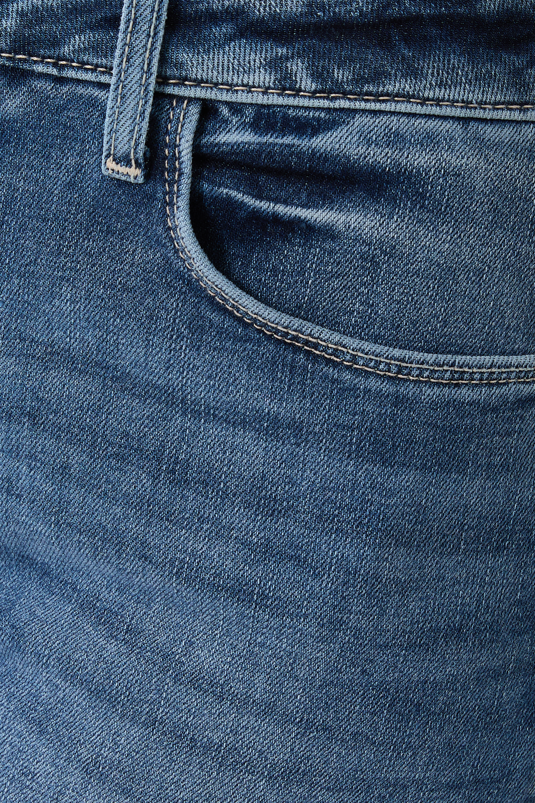 بنطال جينز سكوتي بقصة ساق واسعة