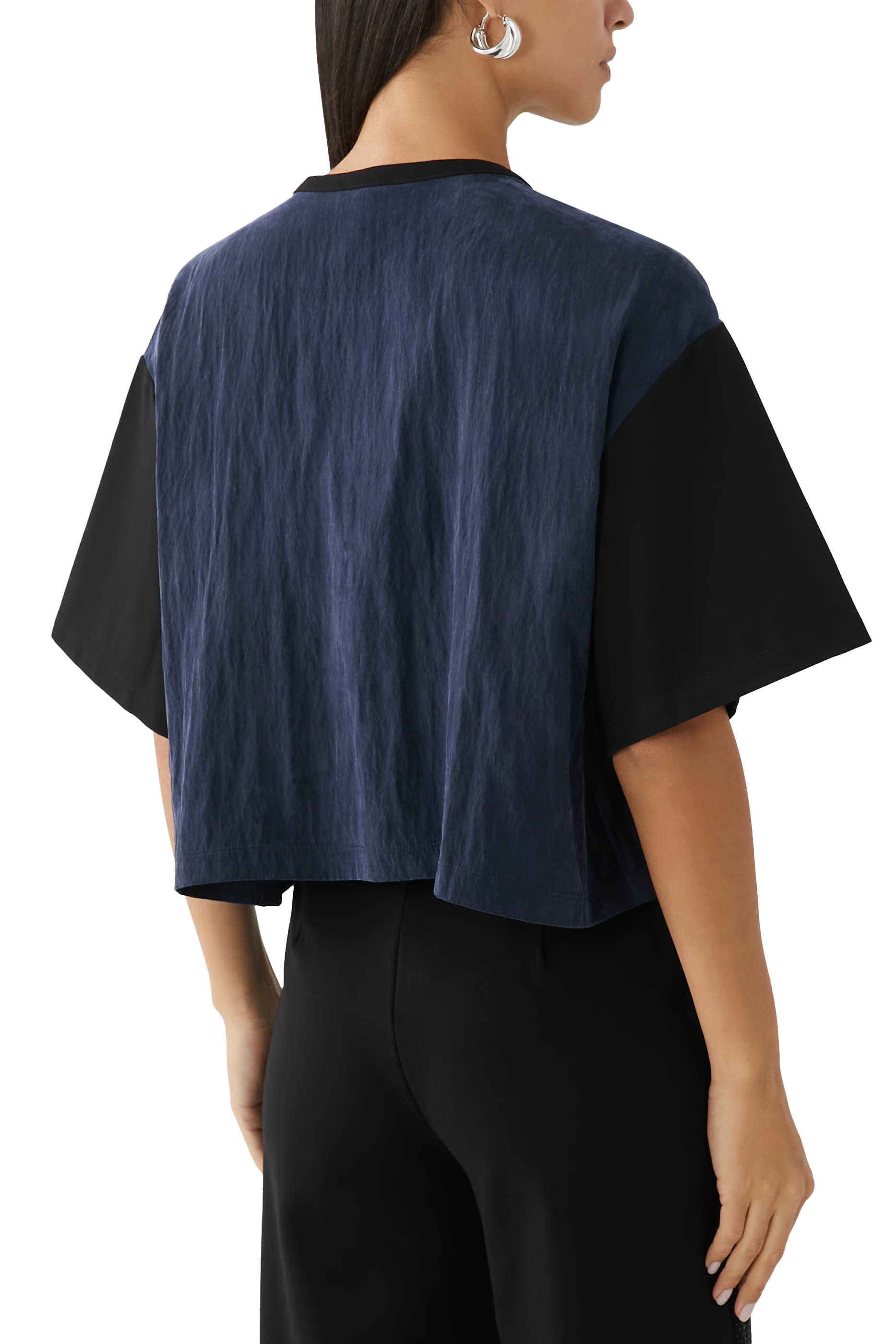 تيشيرت بأكمام قصيرة بشعار الماركة