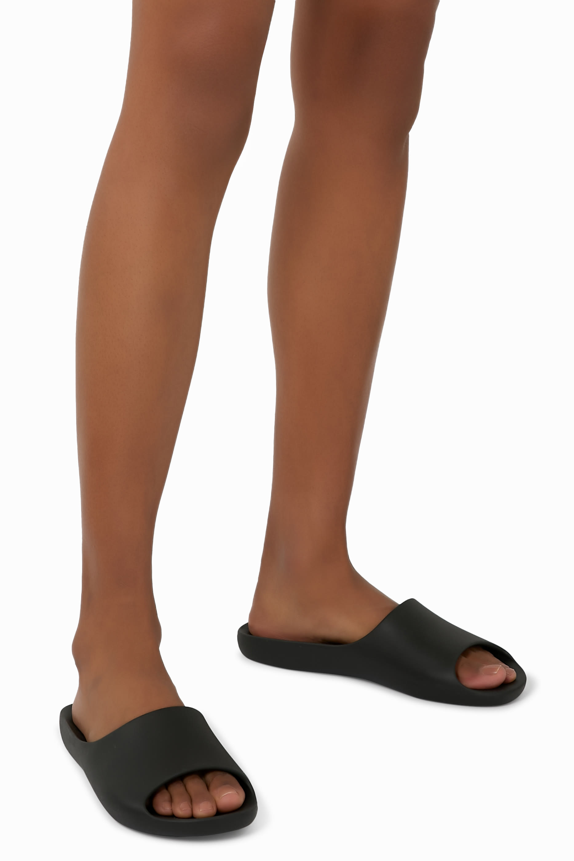 حذاء مفتوح أما