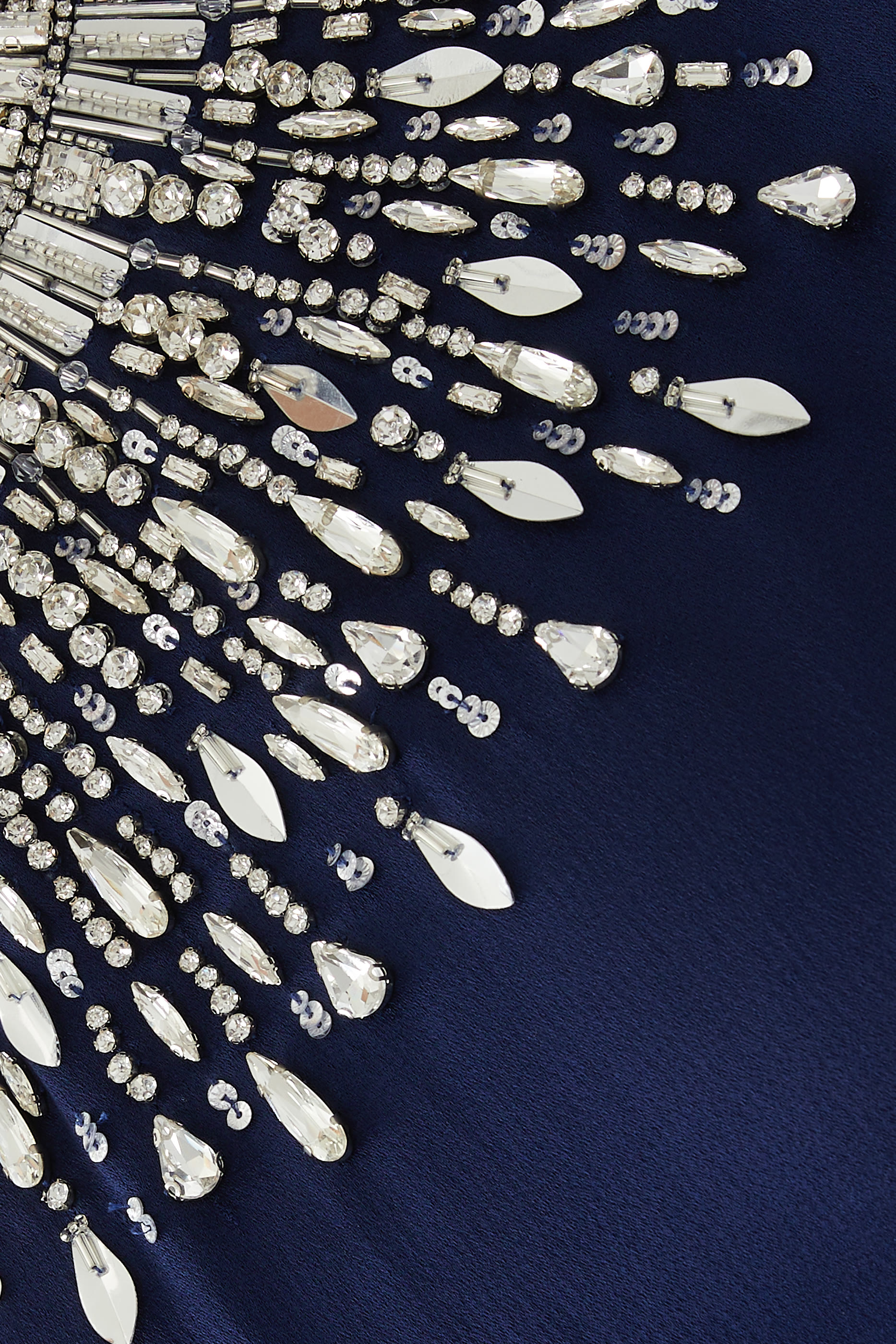 فستان سهرة بأكمام قصيرة مرصع