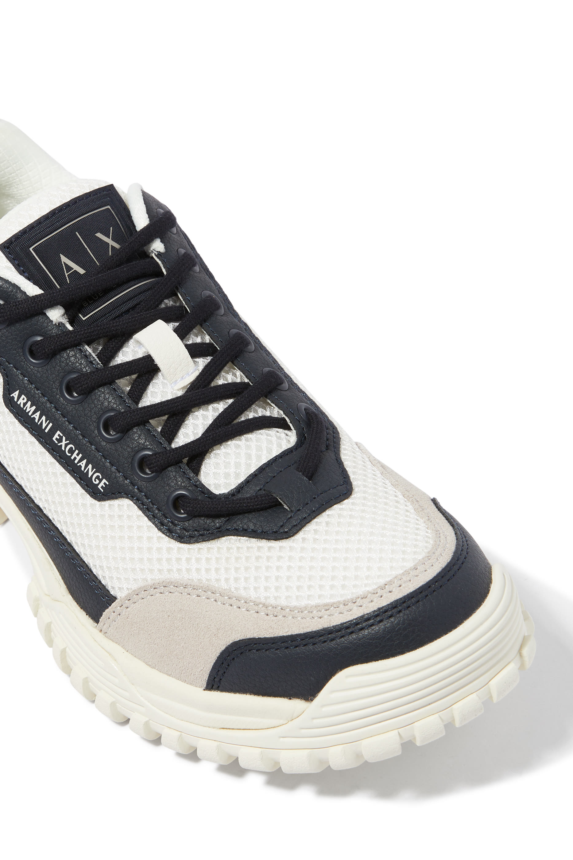 سنيكرز كاجوال بأربطة وحياكة شبكية