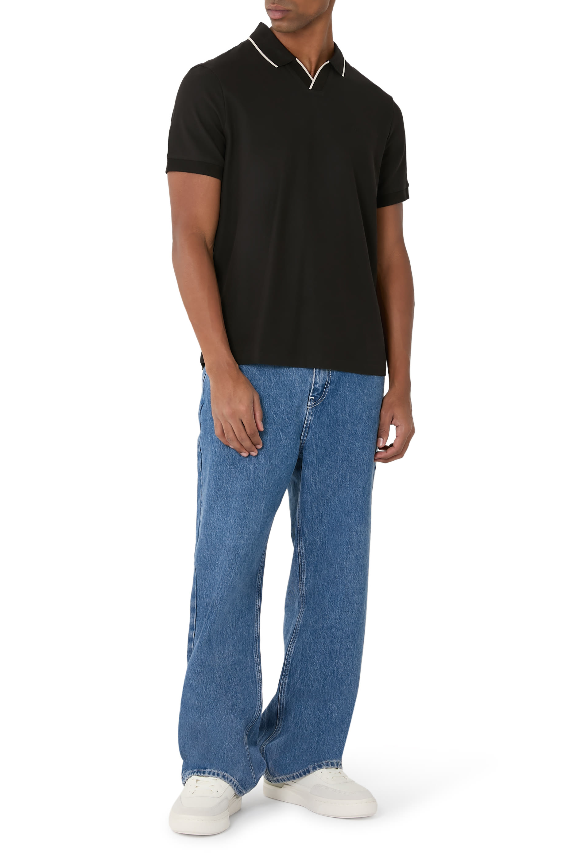 قميص بولو بتفاصيل مغايرة