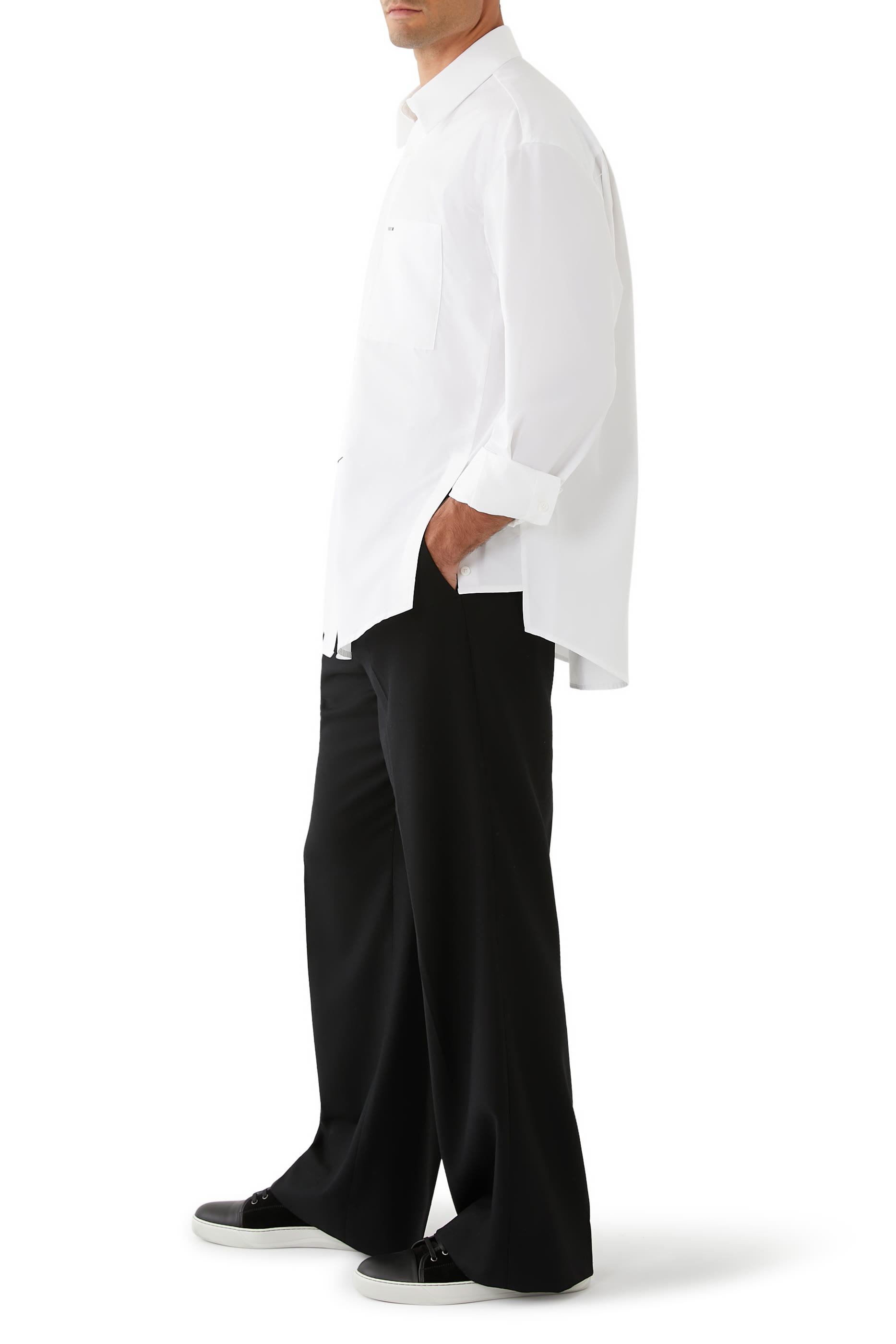 قميص بشعار الماركة على الظهر