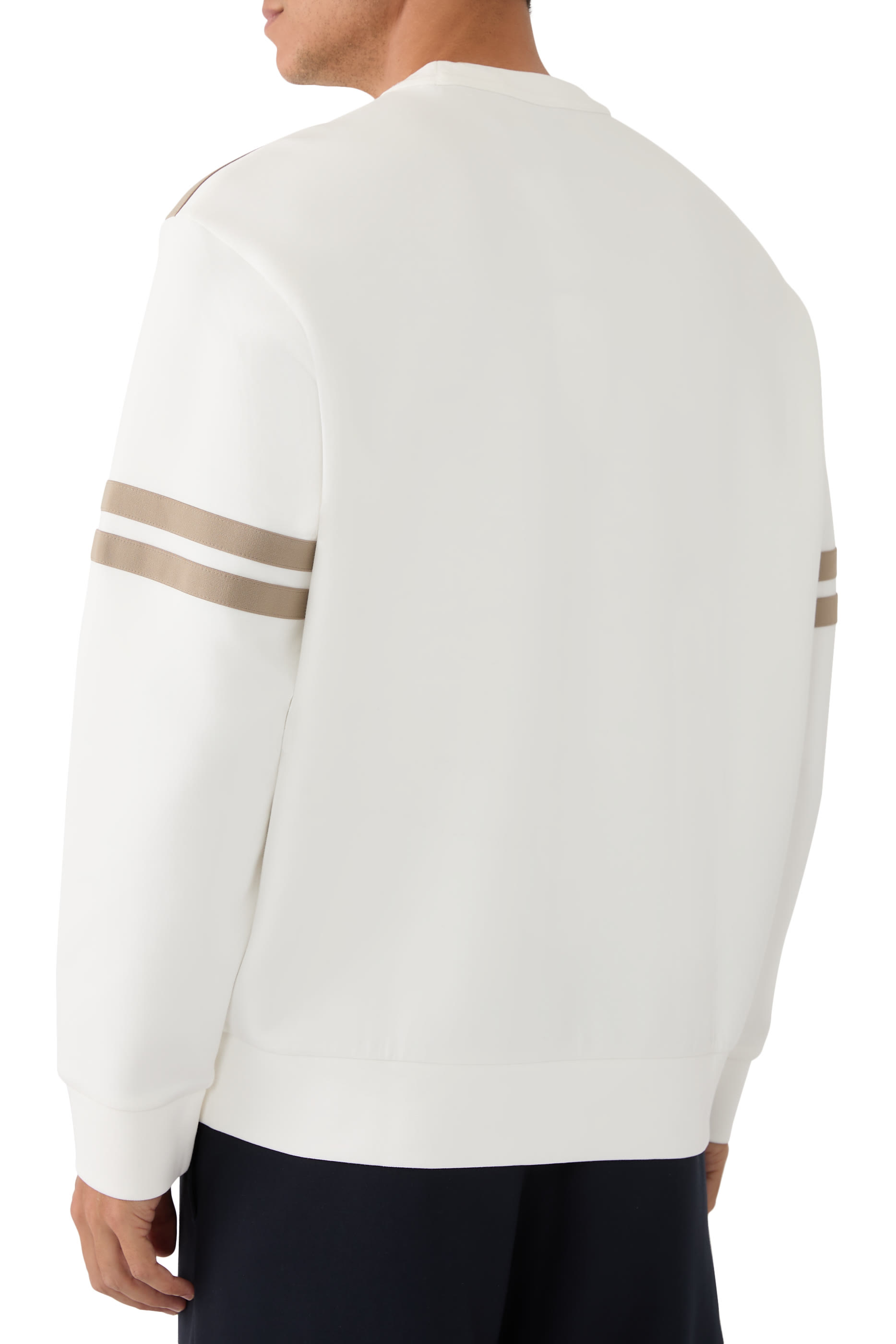 سويت شيرت بخطوط وشعار الماركة بياقة ضيقة