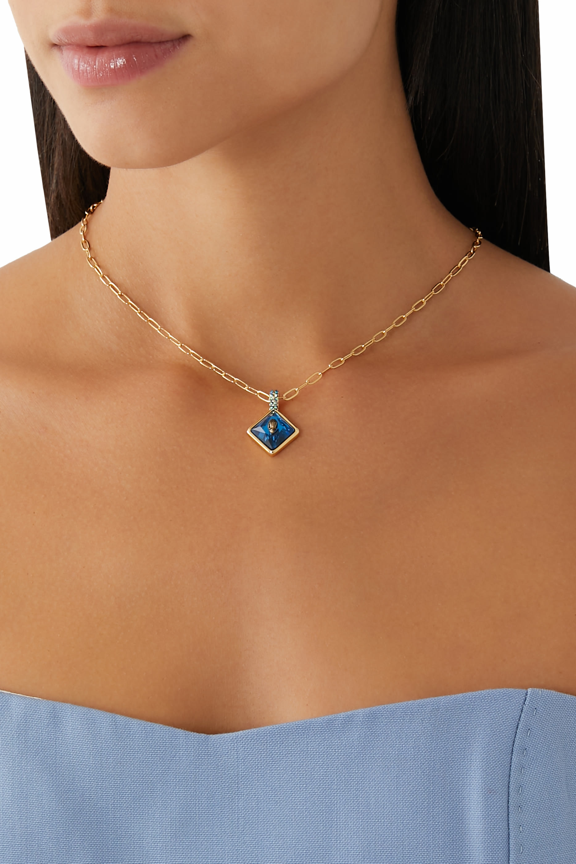 قلادة بحلية بتصميم مربعة بشعار الماركة