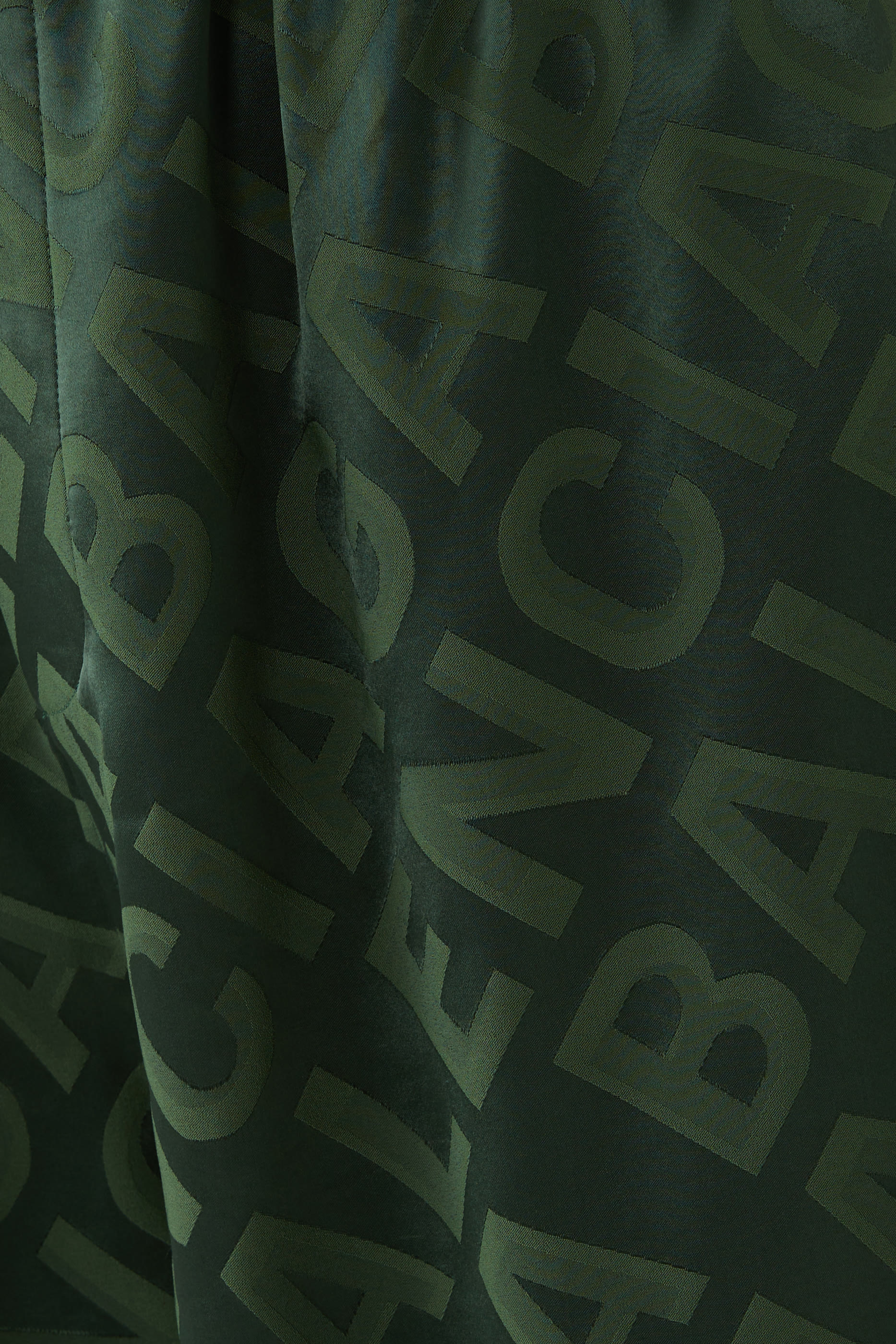 بنطال بيجامة بقصة واسعة وبشعار الماركة بالكامل